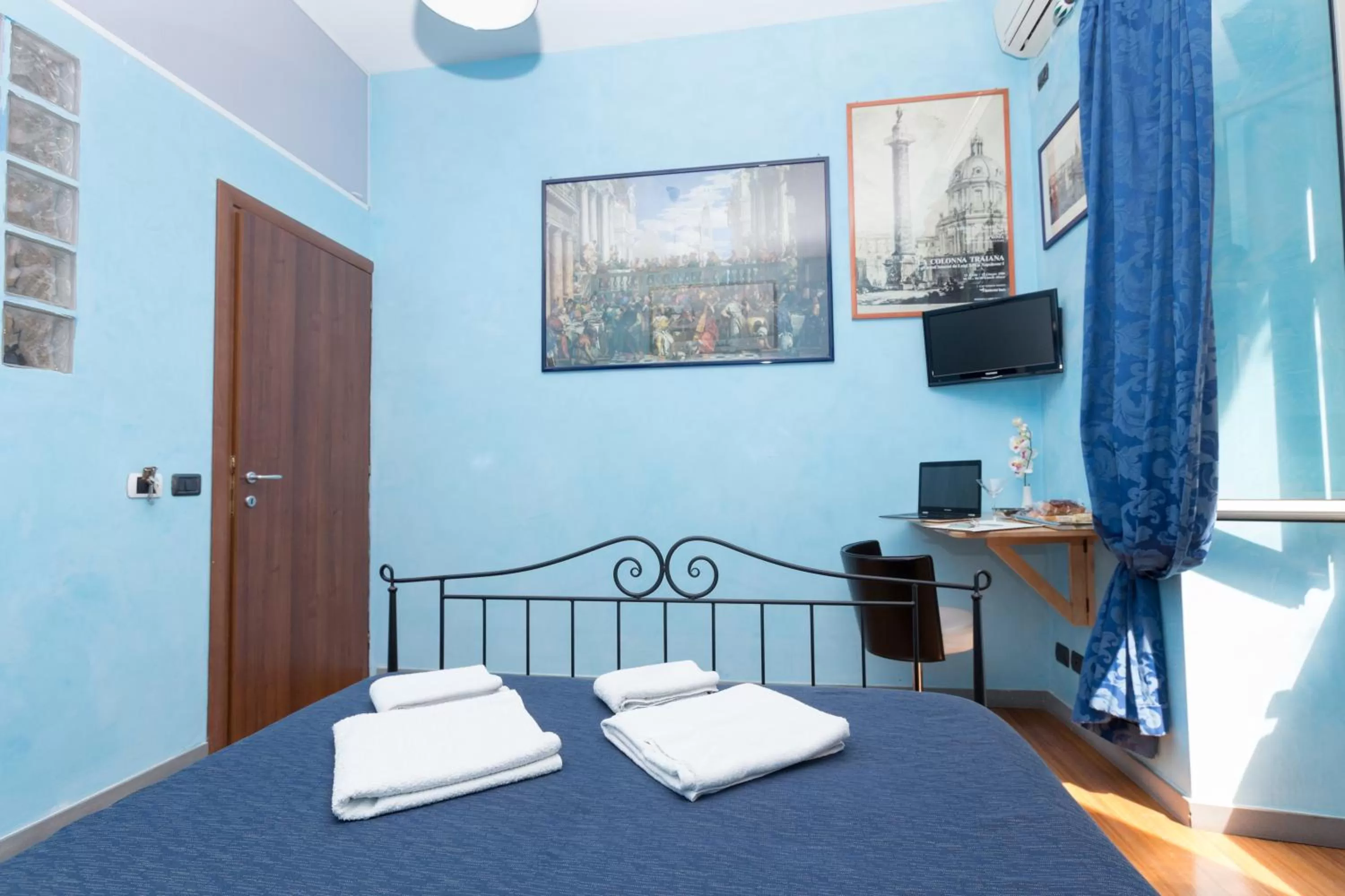 Bed in DomusAmor Colosseo