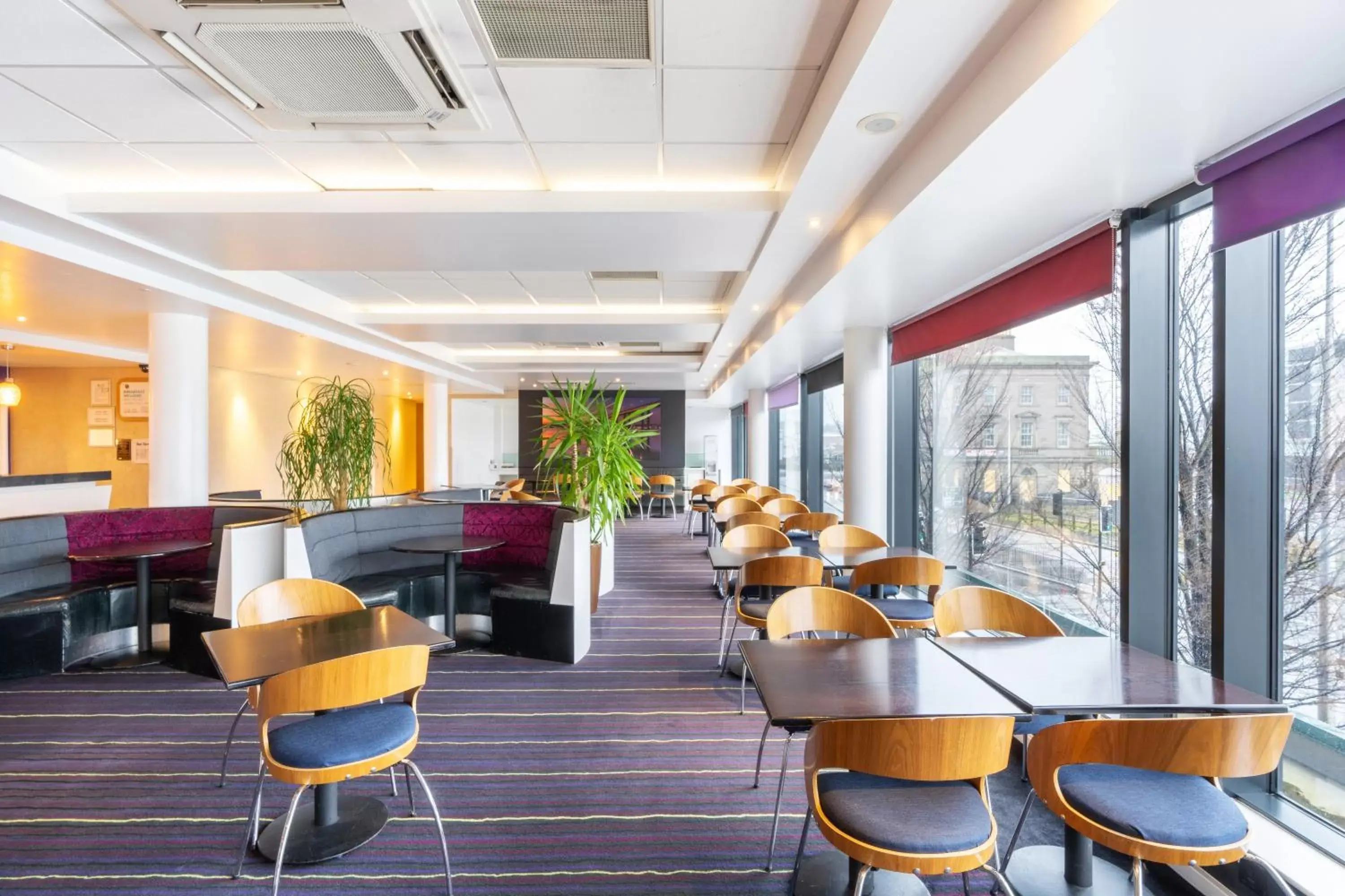 Restaurant/places to eat, Lounge/Bar in Holiday Inn Express Dundee, an IHG Hotel