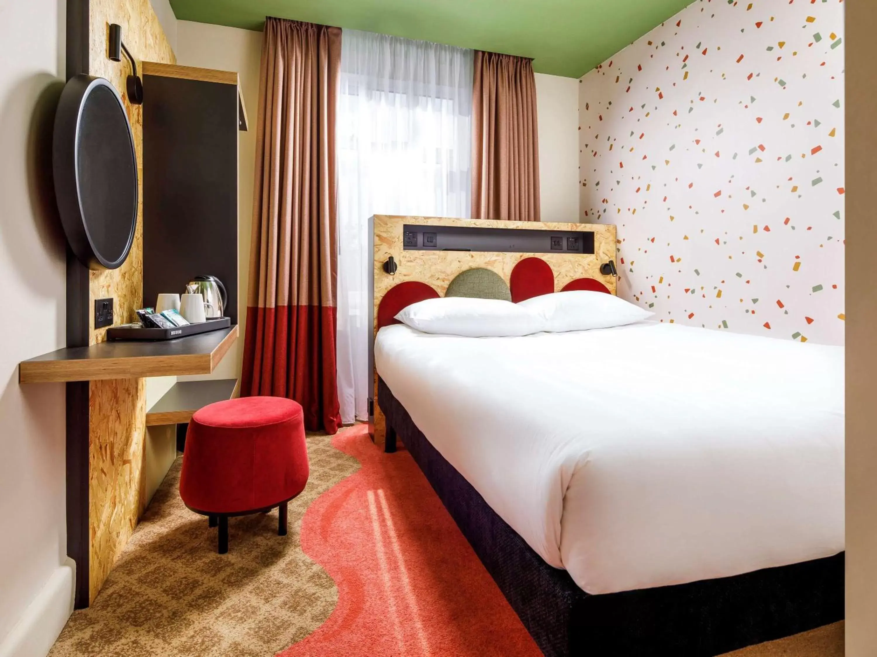 Photo of the whole room, Bed in ibis Styles Bournemouth