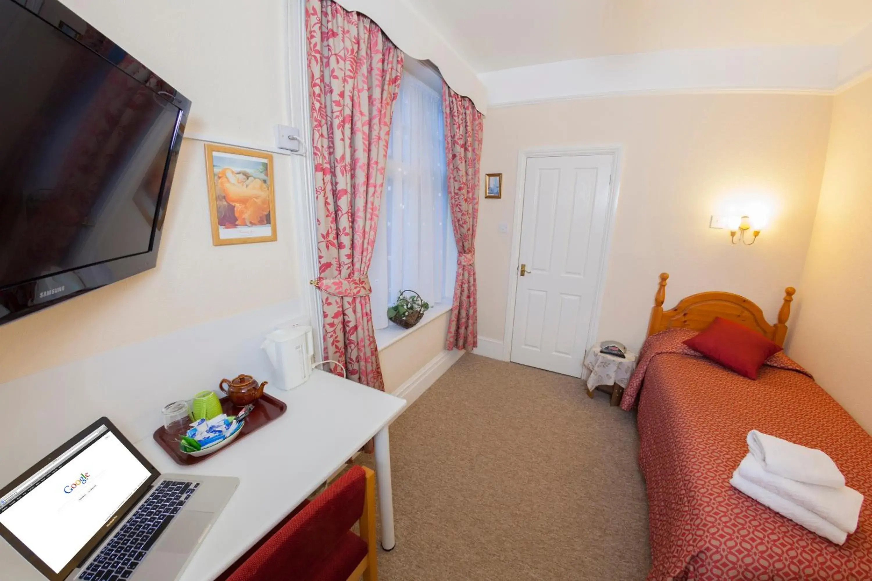 Bed, TV/Entertainment Center in Gatwick Turret Guest House