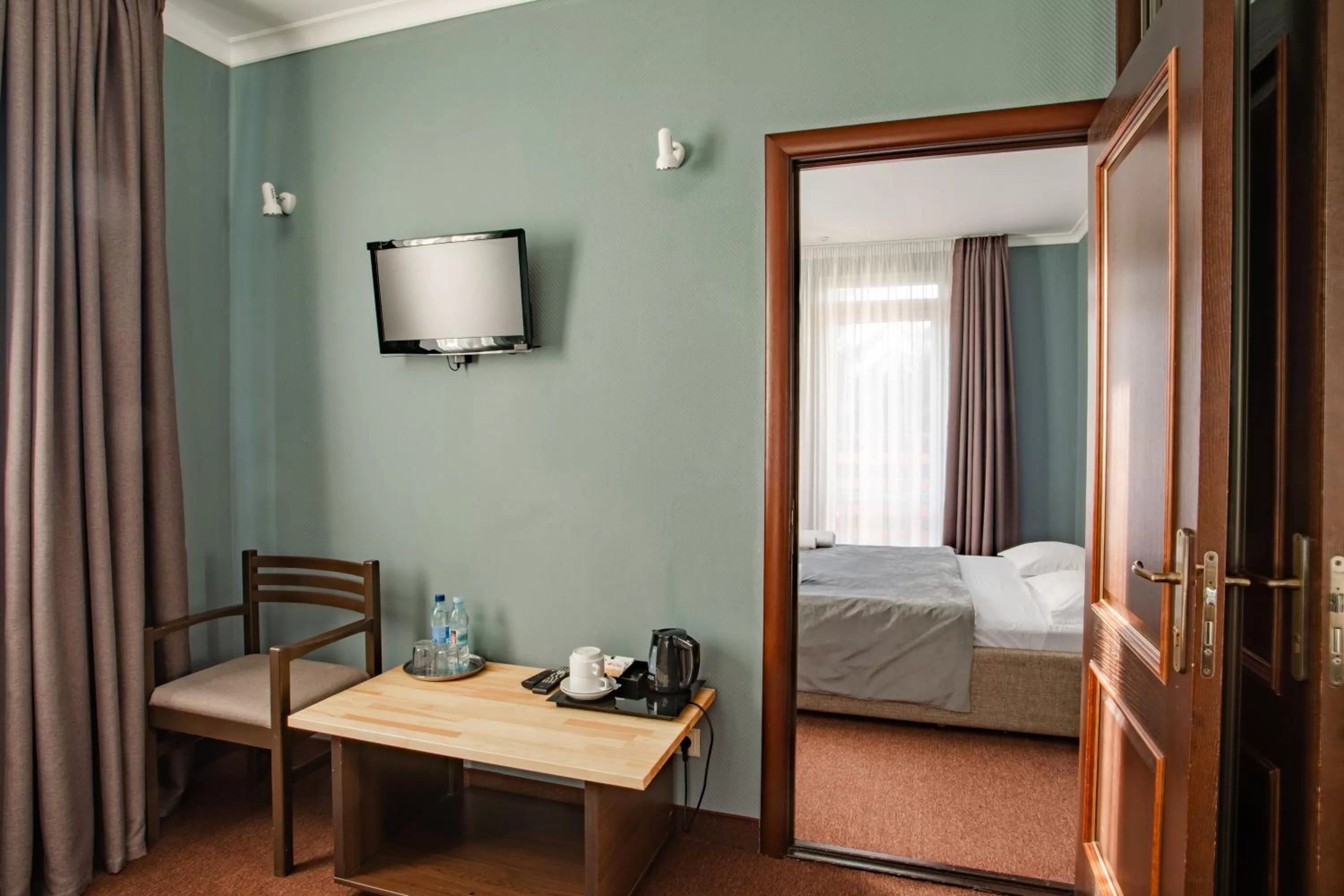 Photo of the whole room, TV/Entertainment Center in Wellland Hotel