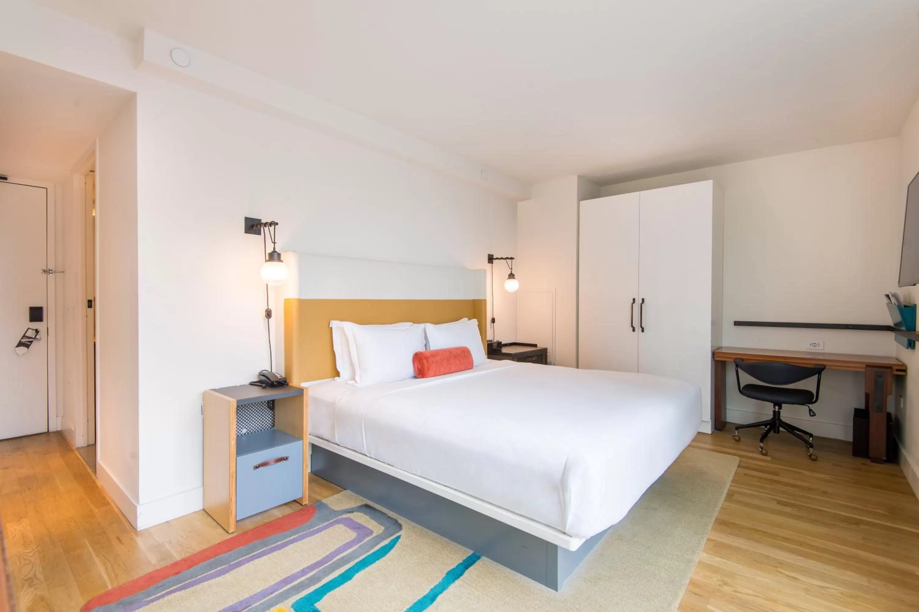 Photo of the whole room, Bed in Hotel Indigo Lower East Side New York by IHG