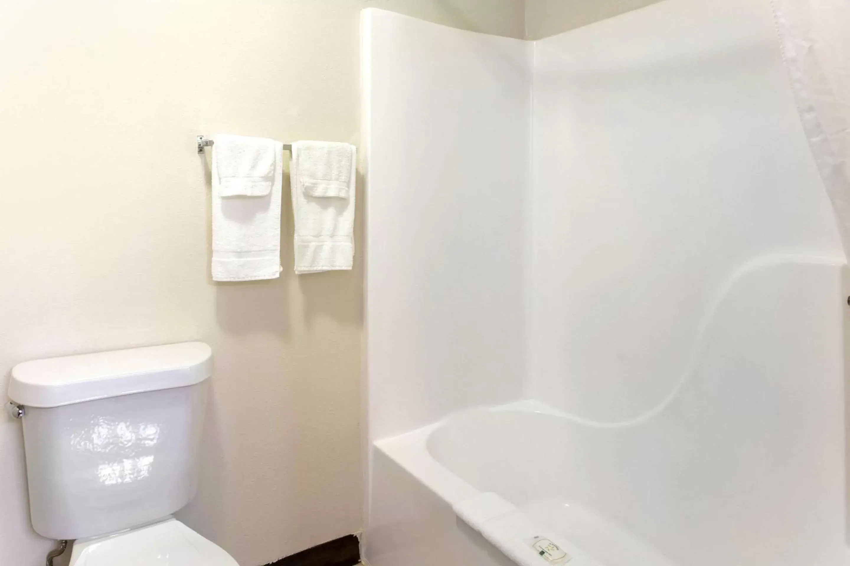 Bedroom, Bathroom in Quality Inn & Suites Metropolis I-24