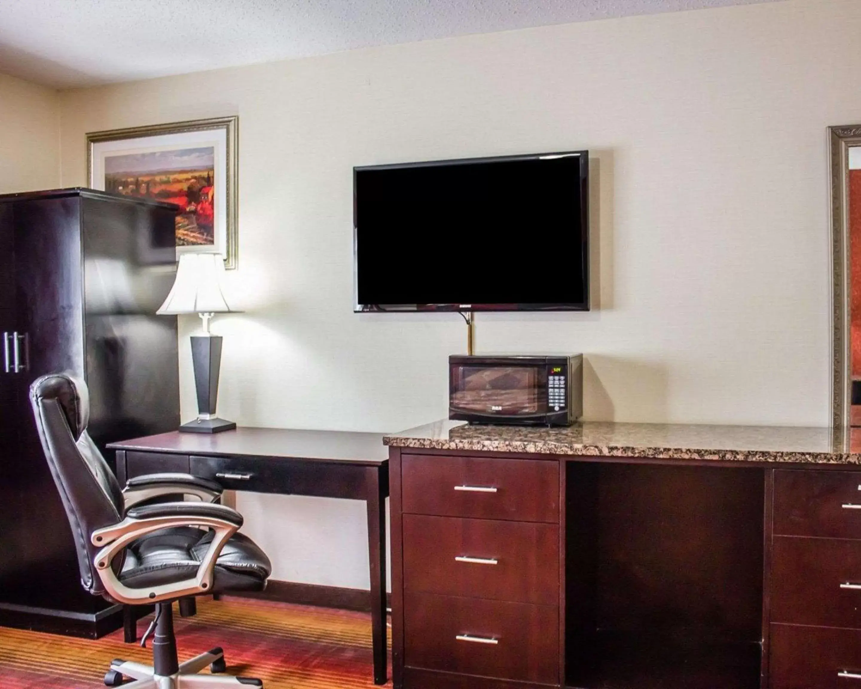 Photo of the whole room, TV/Entertainment Center in Rodeway Inn Macarthur Airport