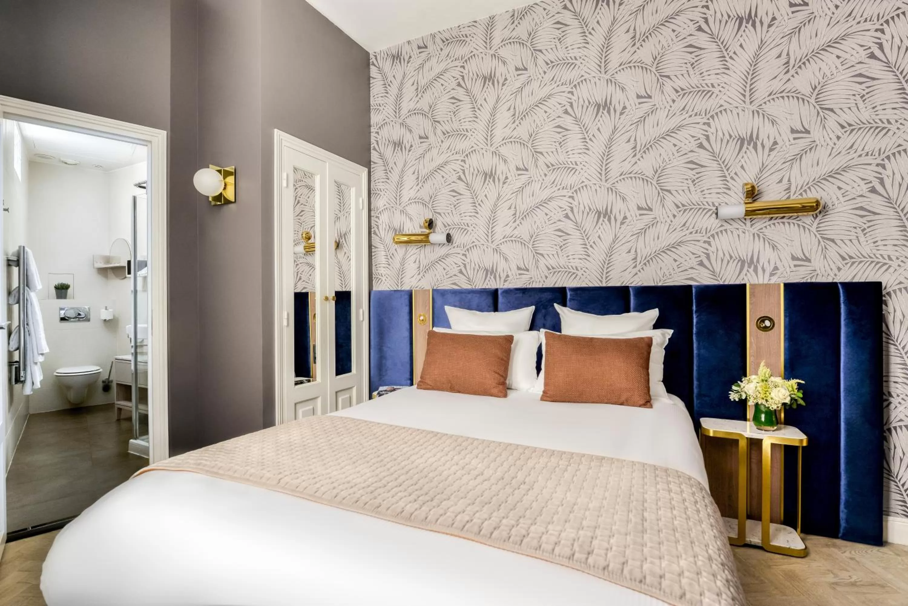 Photo of the whole room, Bed in Hotel Opéra Opal