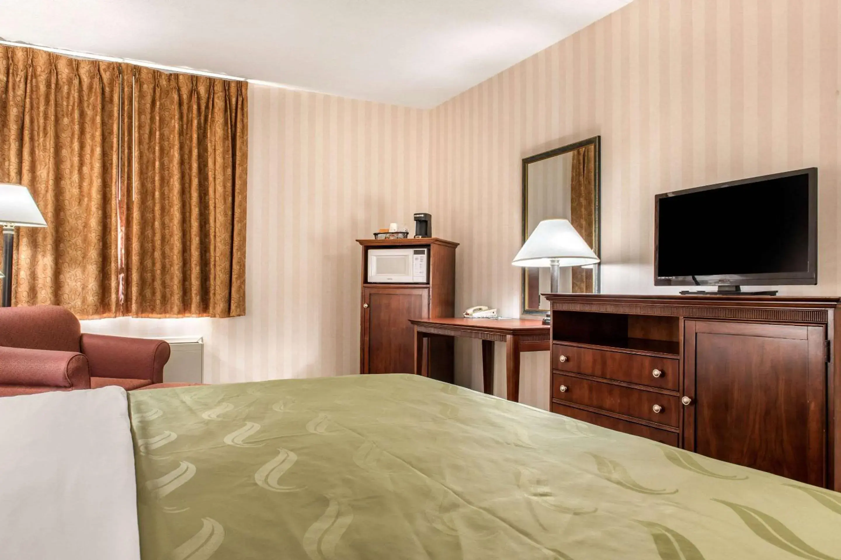 Photo of the whole room, Bed in Quality Inn & Suites Miamisburg - Dayton South