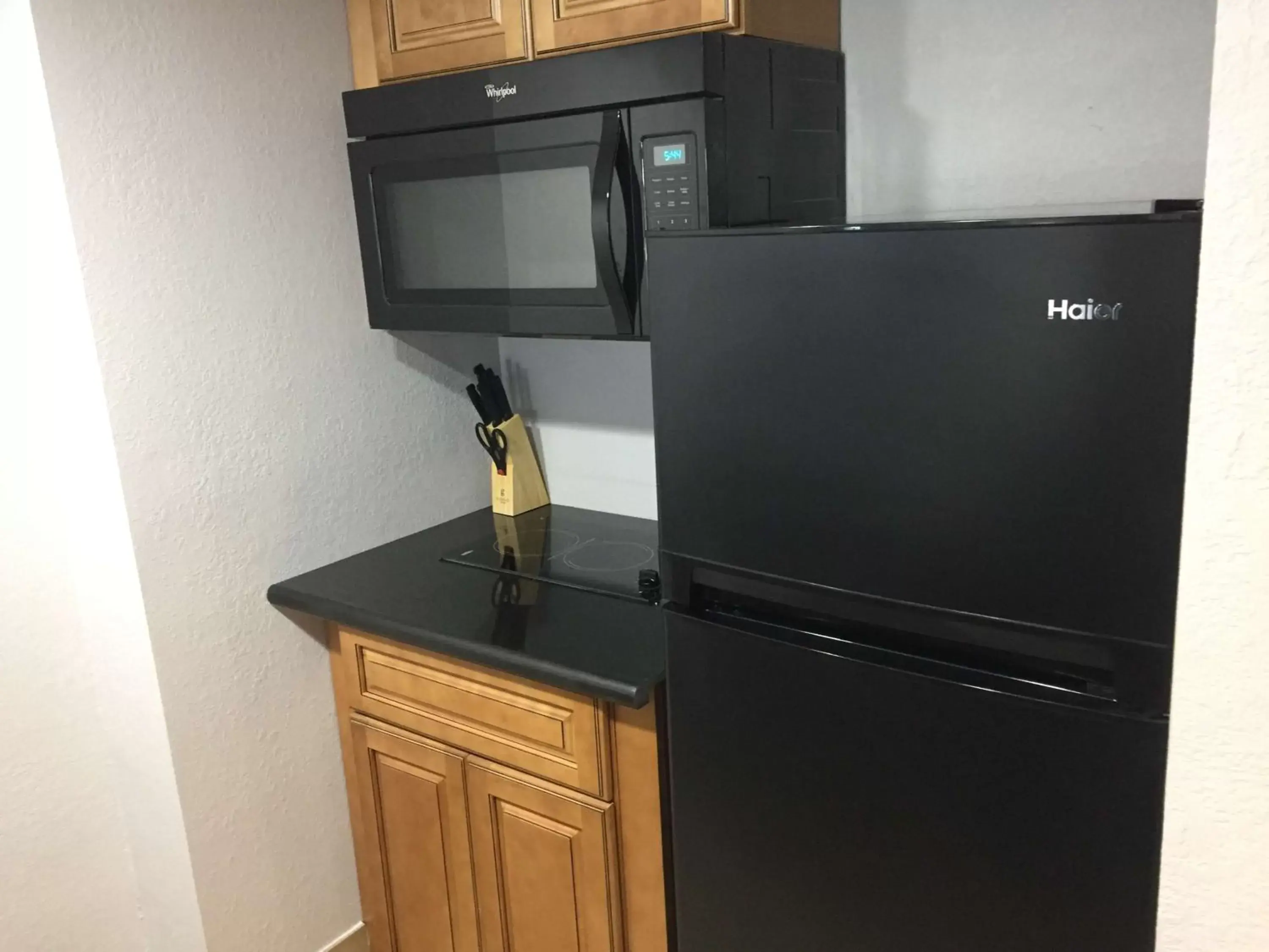 Kitchen or kitchenette, TV/Entertainment Center in Best Western Plus Birmingham Inn & Suites