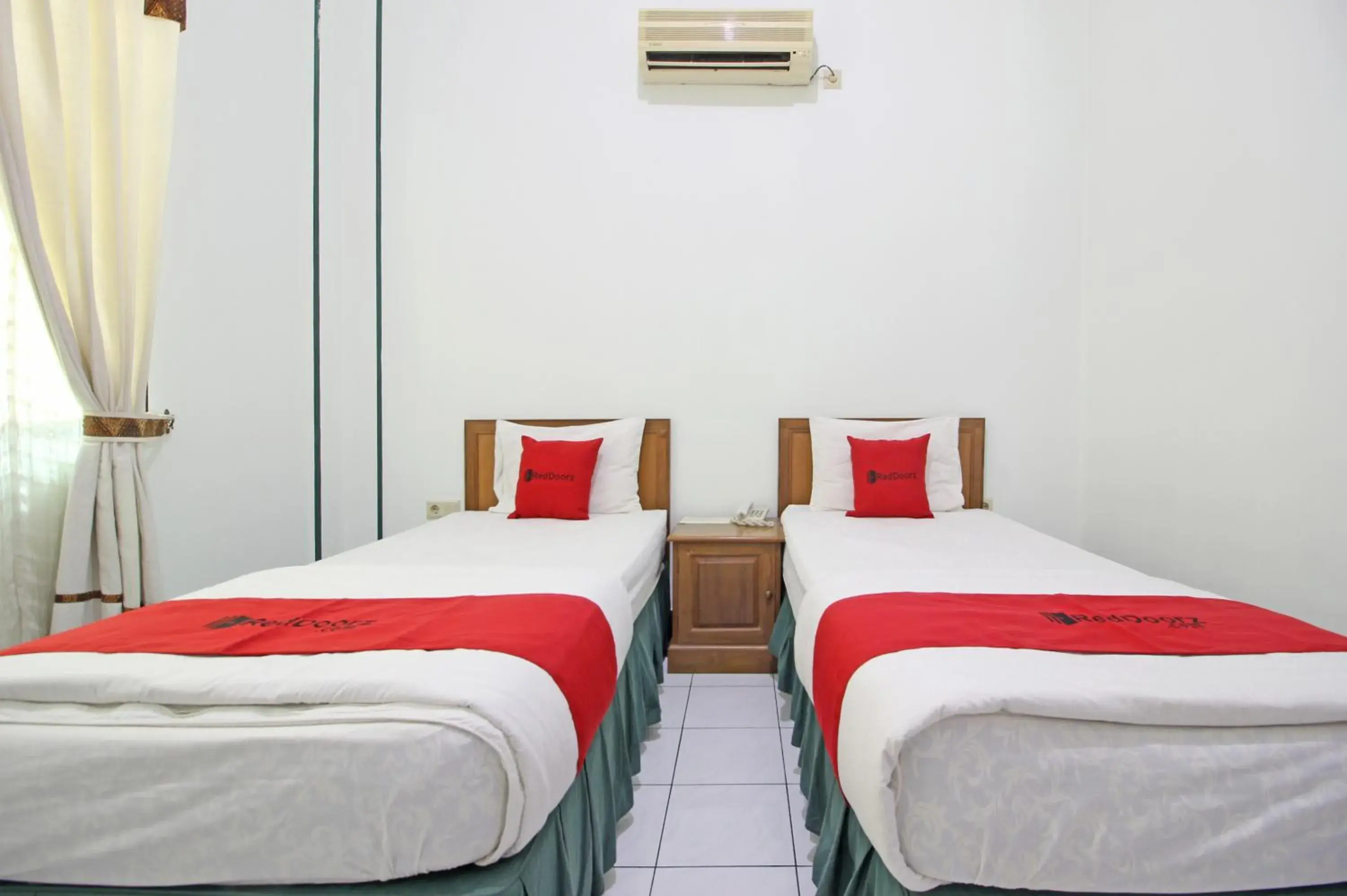 Bedroom, Bed in RedDoorz near XT Square Yogyakarta