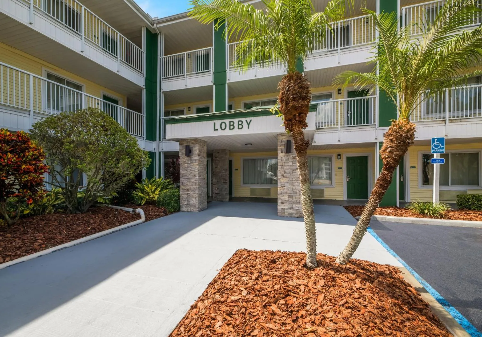 Facade/entrance in HomeTowne Studios by Red Roof Orlando - UCF Area