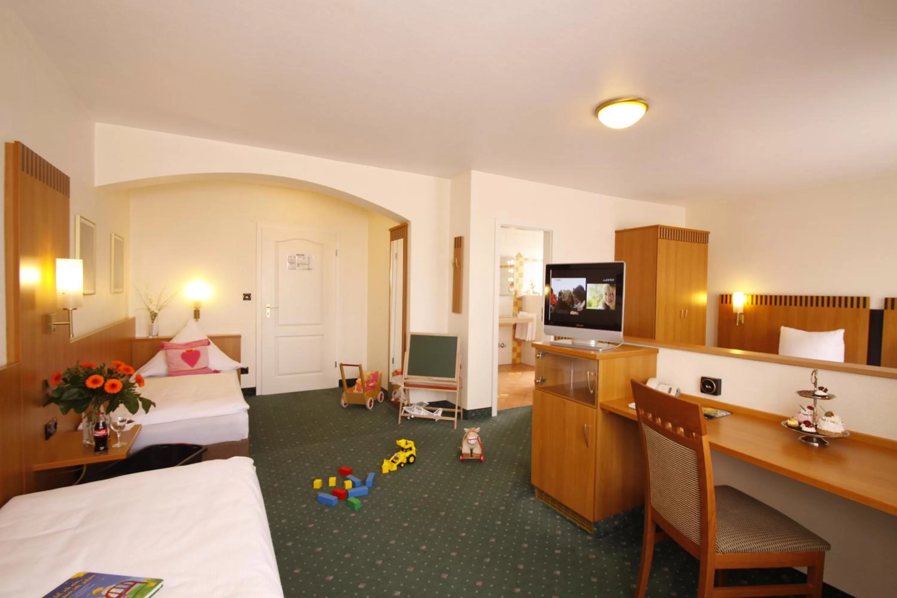 Photo of the whole room, Bed in Hotel Kaiserhof Wesel