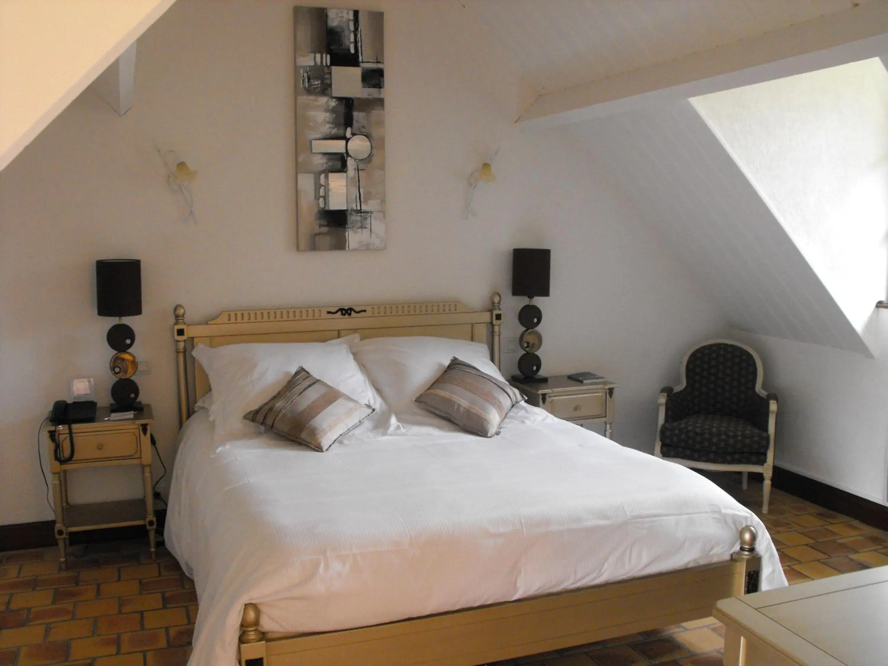 Photo of the whole room, Bed in L'Oree des Chenes, The Originals Relais (Relais du Silence)