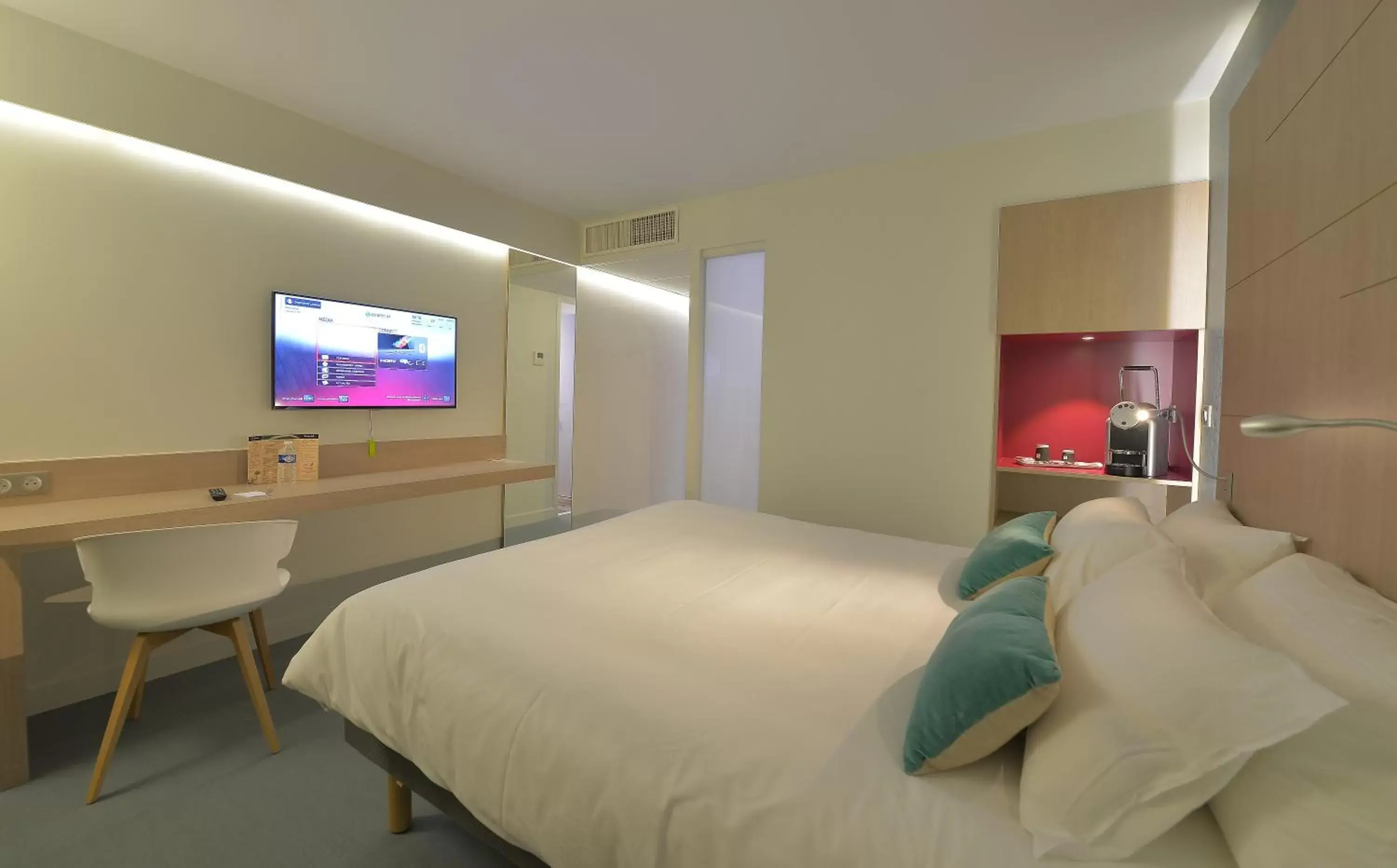 Photo of the whole room, Bed in Kyriad Montpellier Est - Lunel Photo of the whole room, Bed in Kyriad Montpellier Est - Lunel