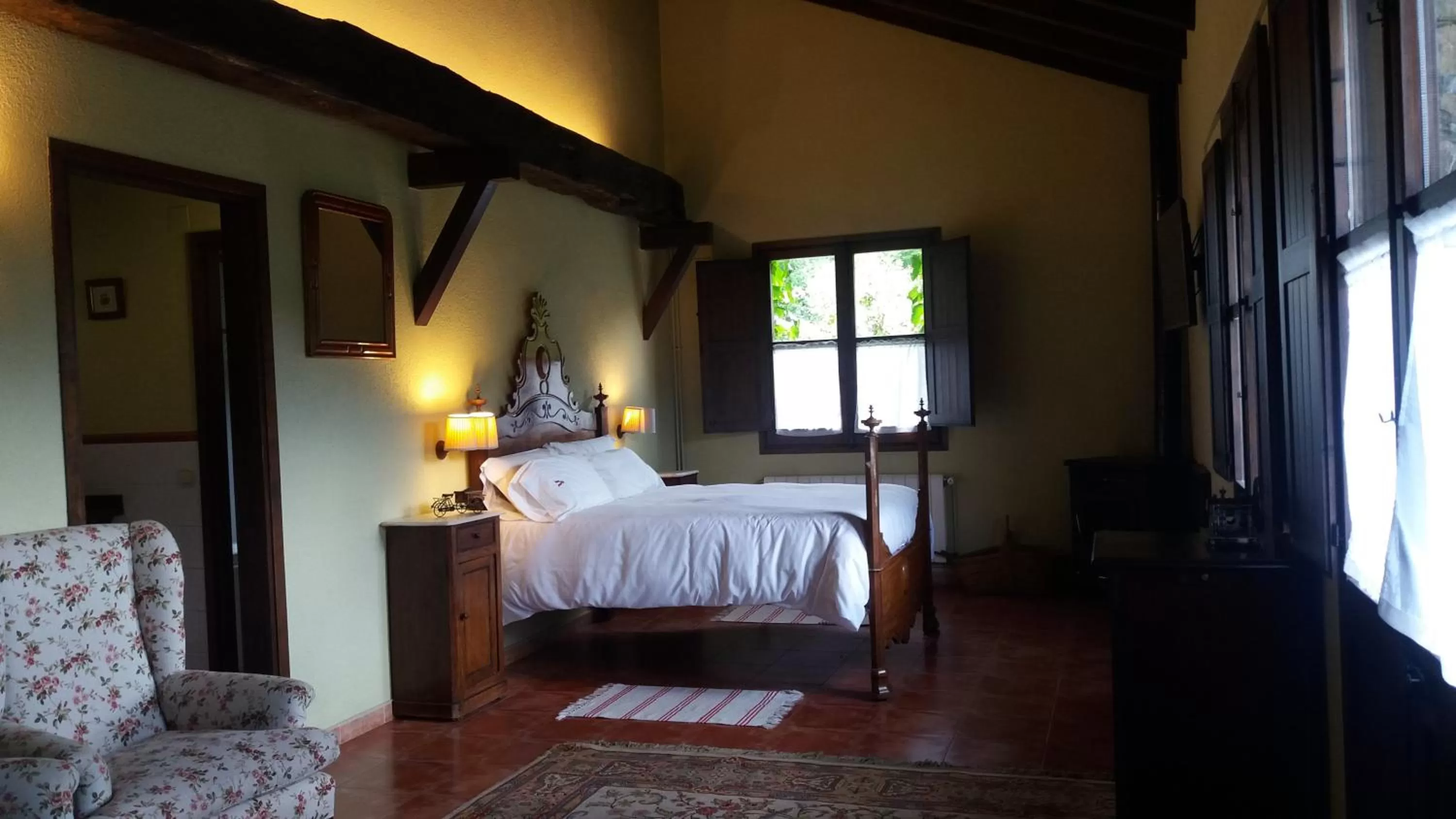 Photo of the whole room in Hotel Cruells