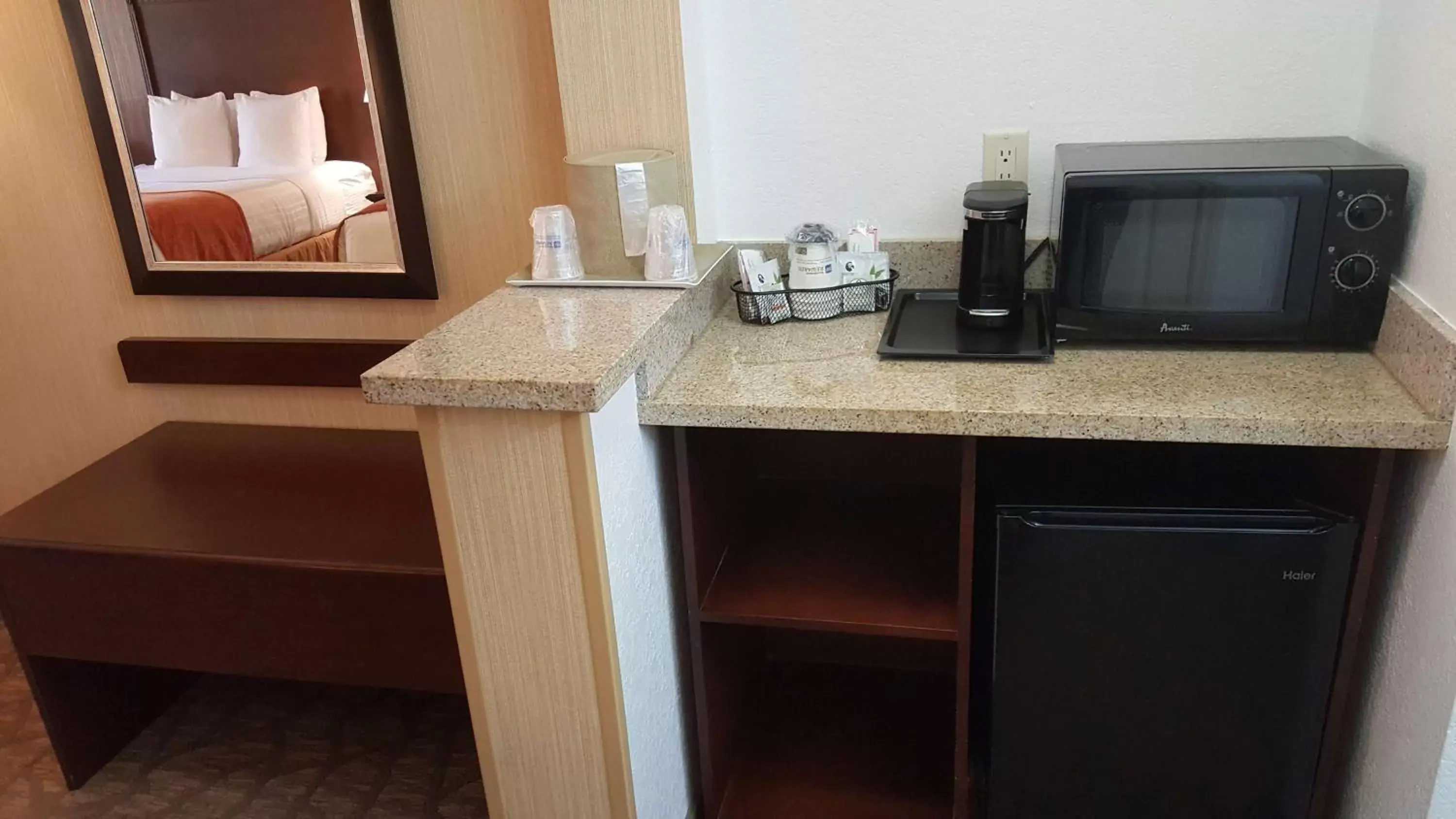 Photo of the whole room, Coffee/Tea Facilities in Best Western San Dimas Hotel & Suites