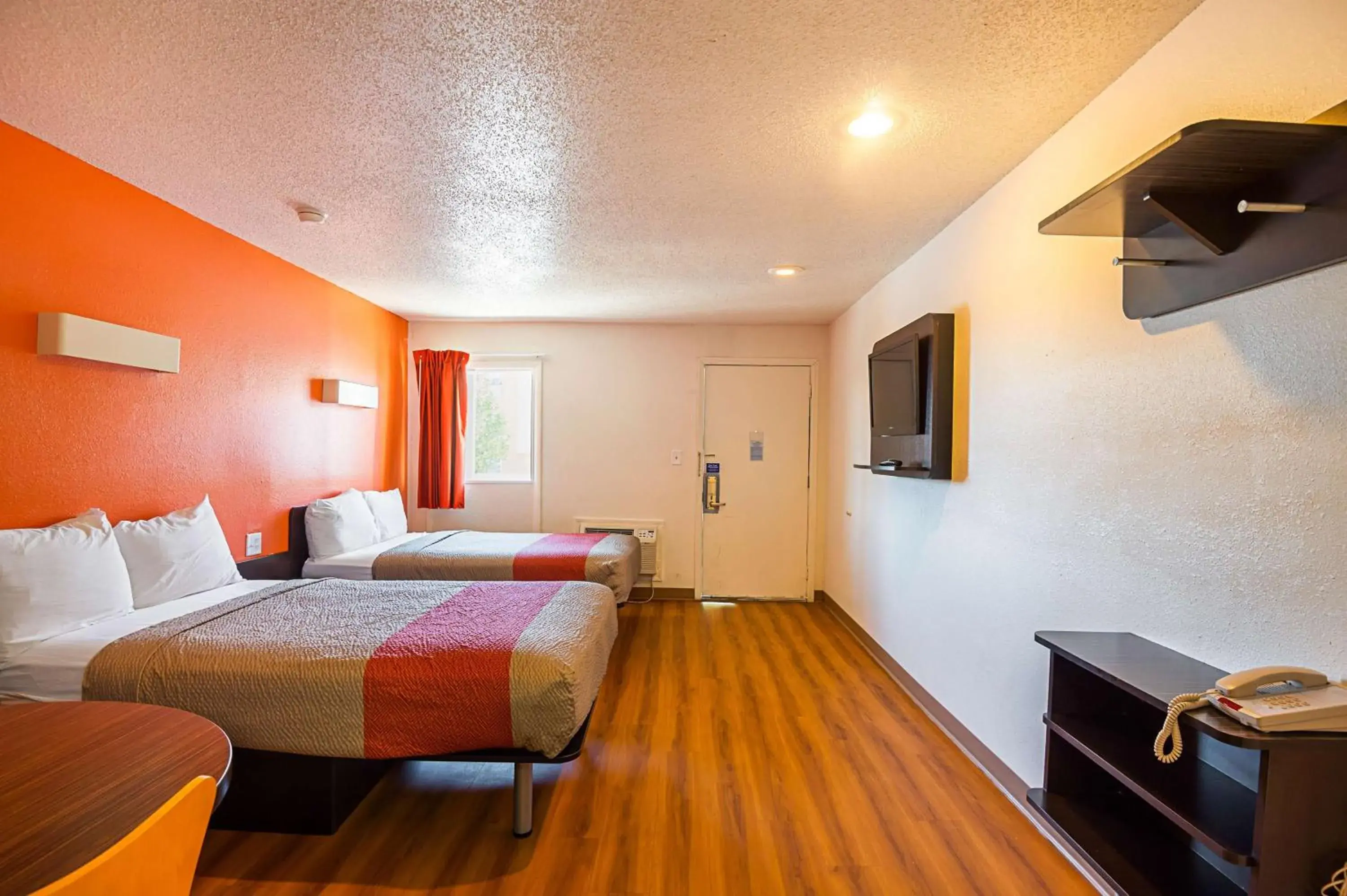 Photo of the whole room, Bed in Motel 6 Blue Springs, MO