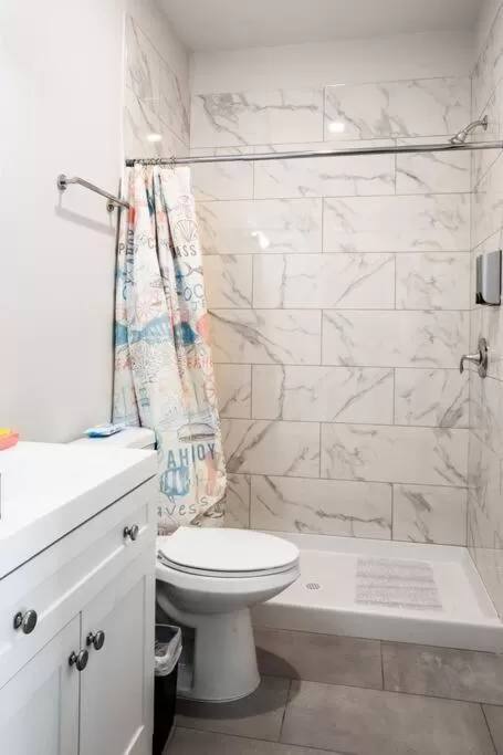 Bathroom in One Bedroom Apartment with Luxurious Furnitures