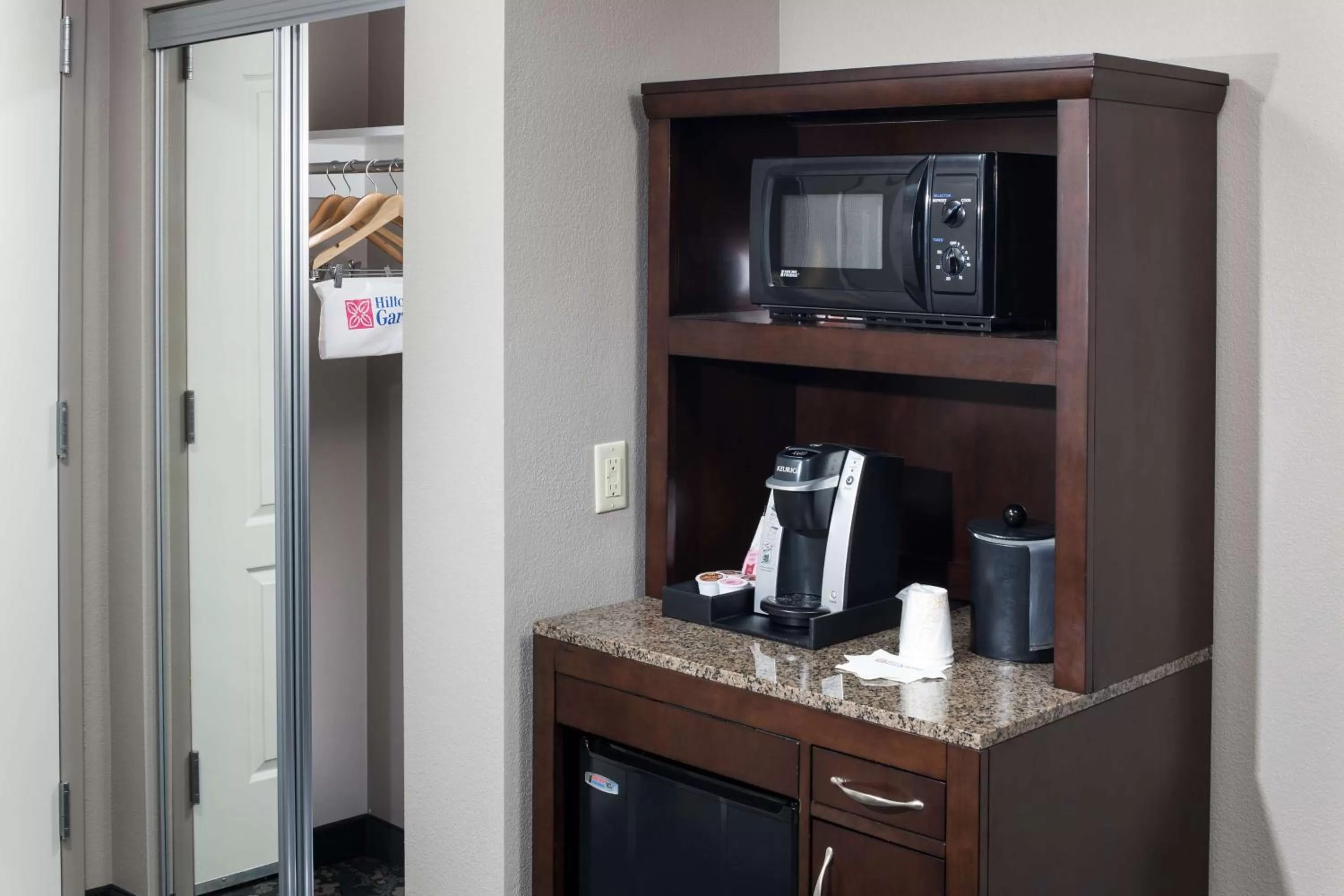 Kitchen or kitchenette in Hilton Garden Inn Cincinnati/Mason