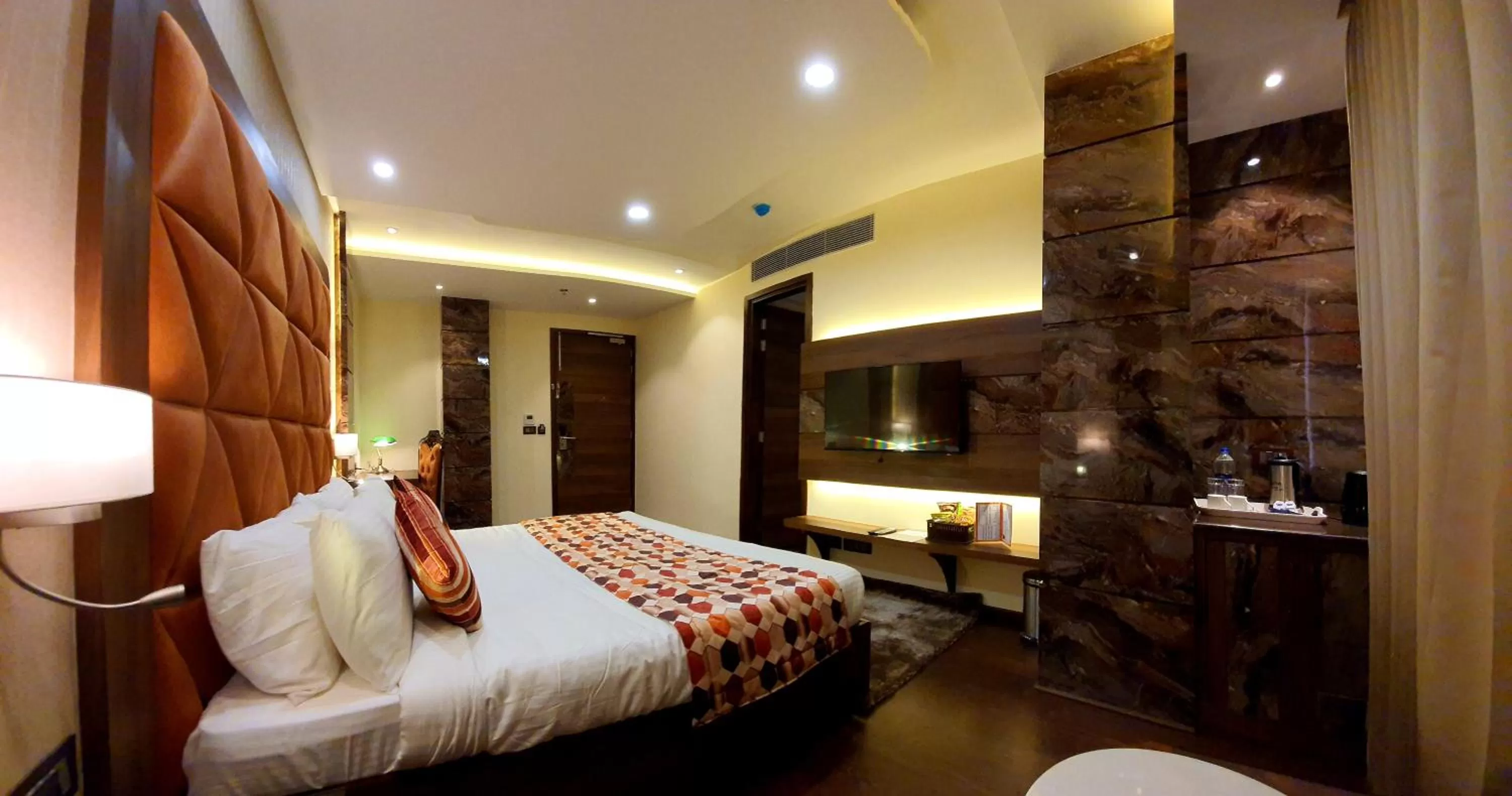 Bed in Hotel Makhan Residency