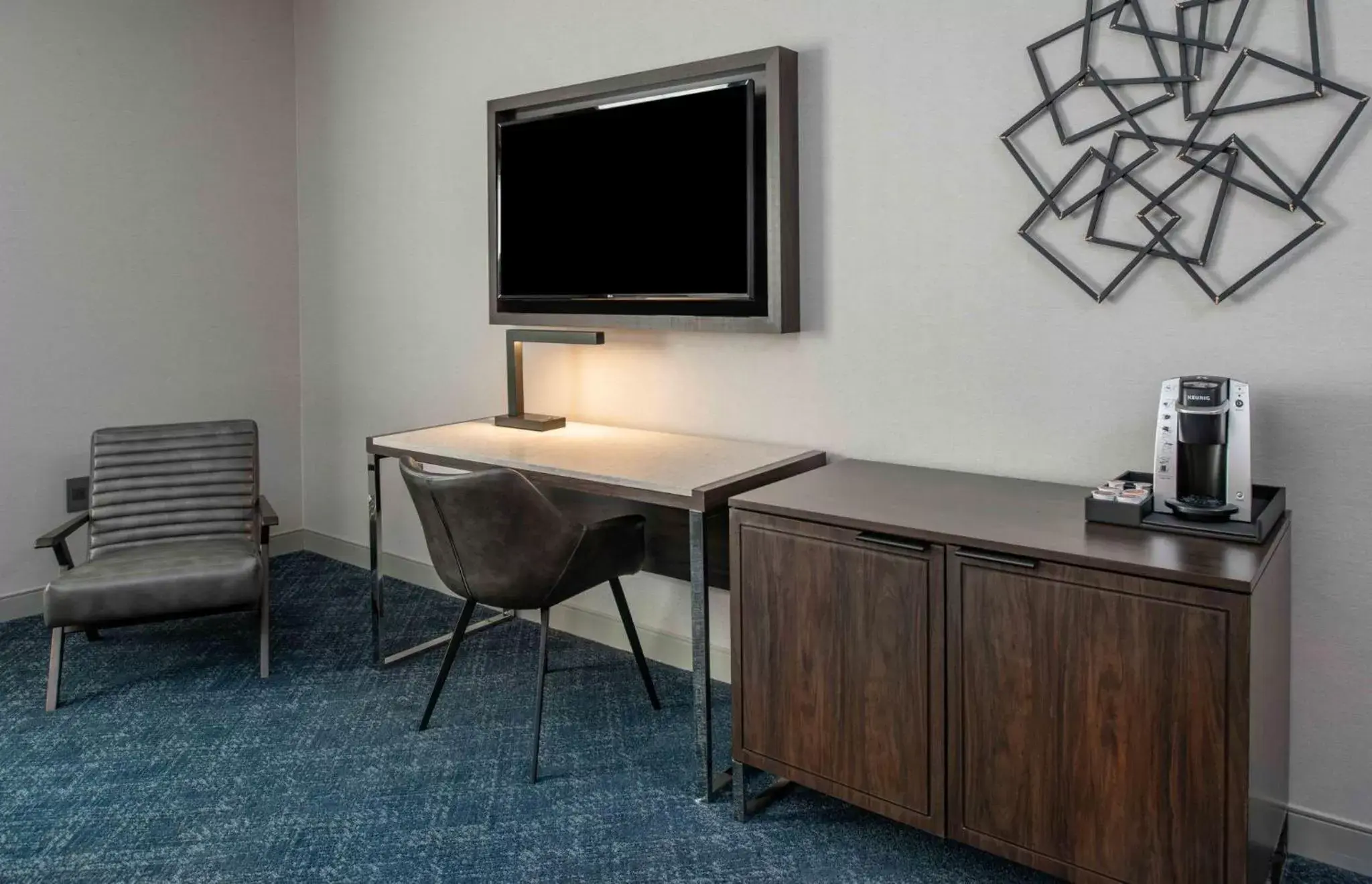 Photo of the whole room, TV/Entertainment Center in Holiday Inn Express - Boston South - Quincy, an IHG Hotel