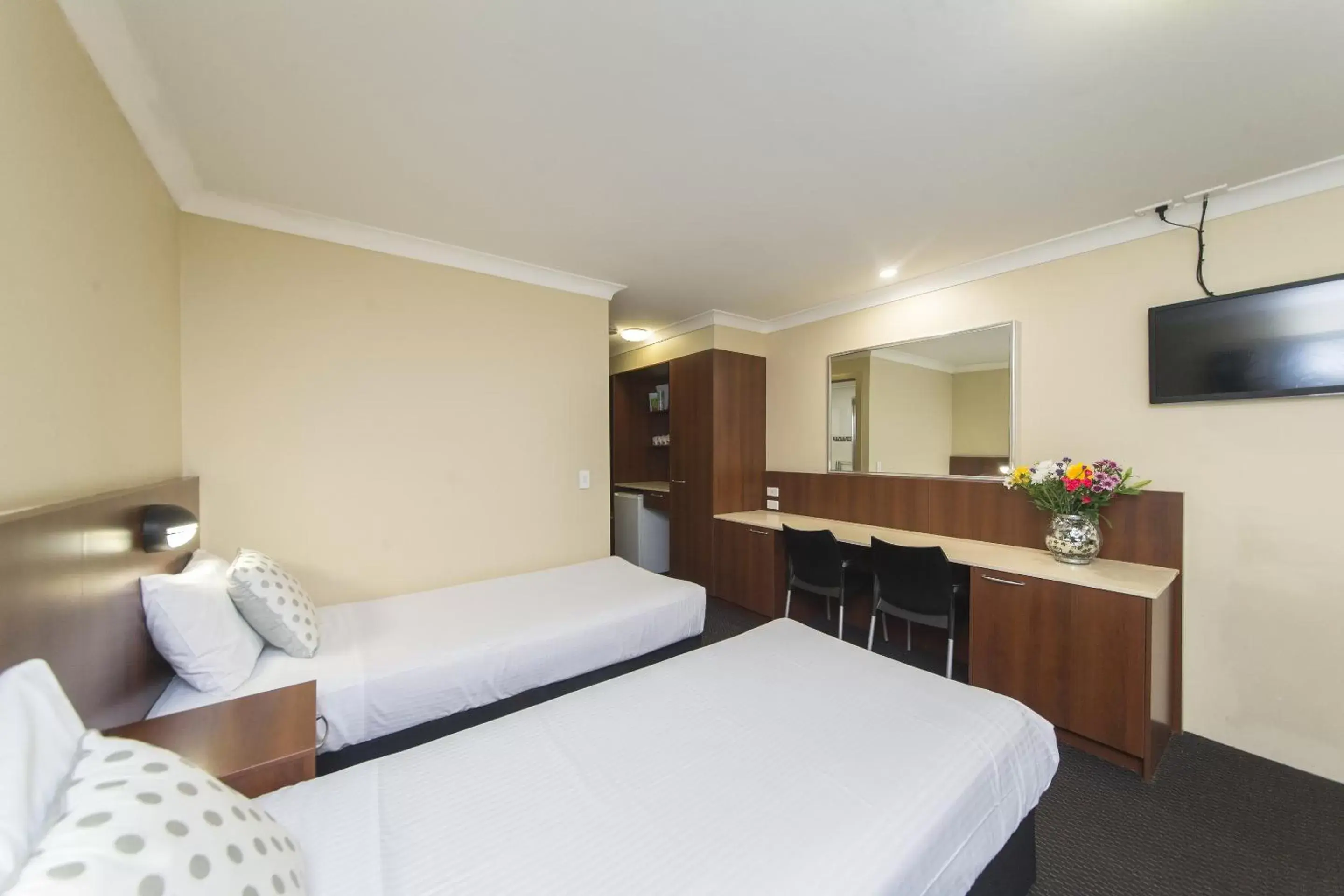Bed in Rocky Resort Motor Inn