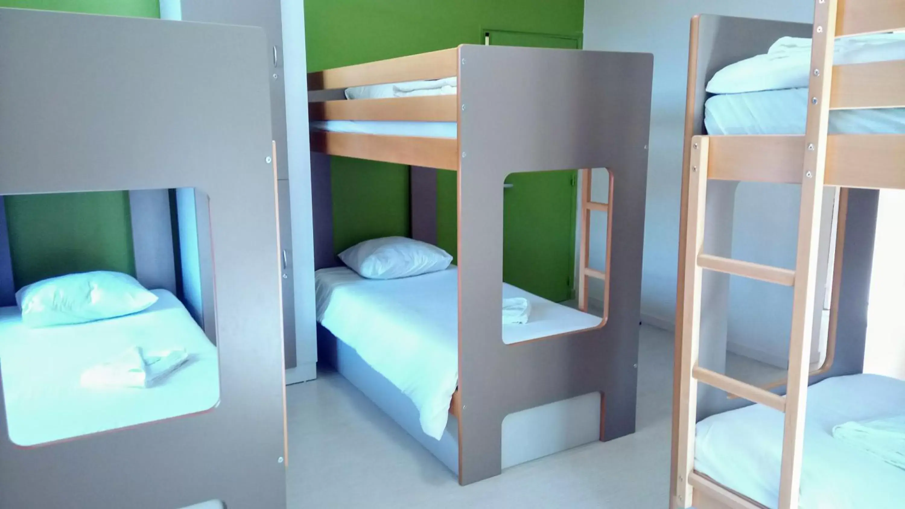 Shower, Bunk Bed in Auberge des Remparts