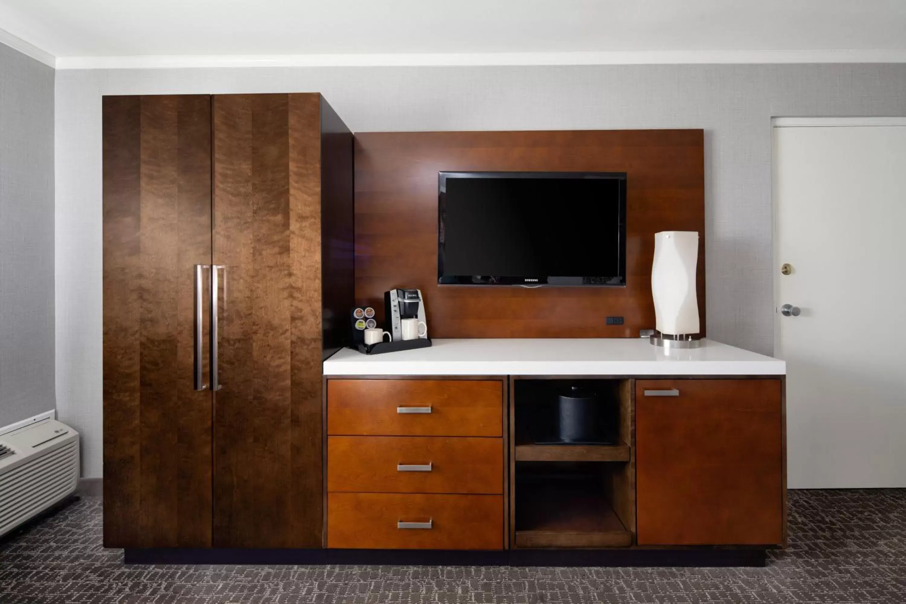 Photo of the whole room, TV/Entertainment Center in Holiday Inn Long Beach - Airport, an IHG Hotel