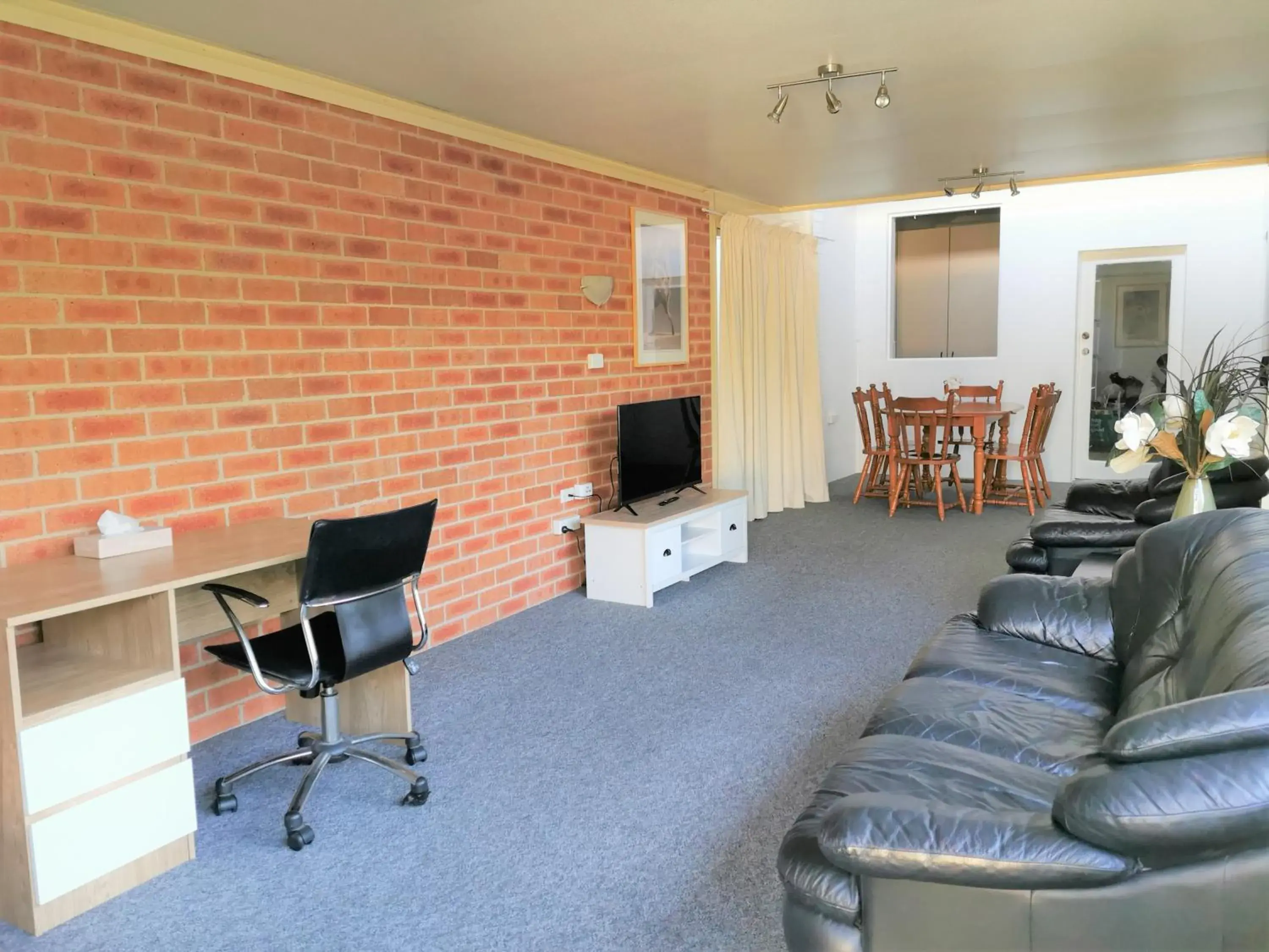 Living room, Seating Area in Bathurst Explorers Motel