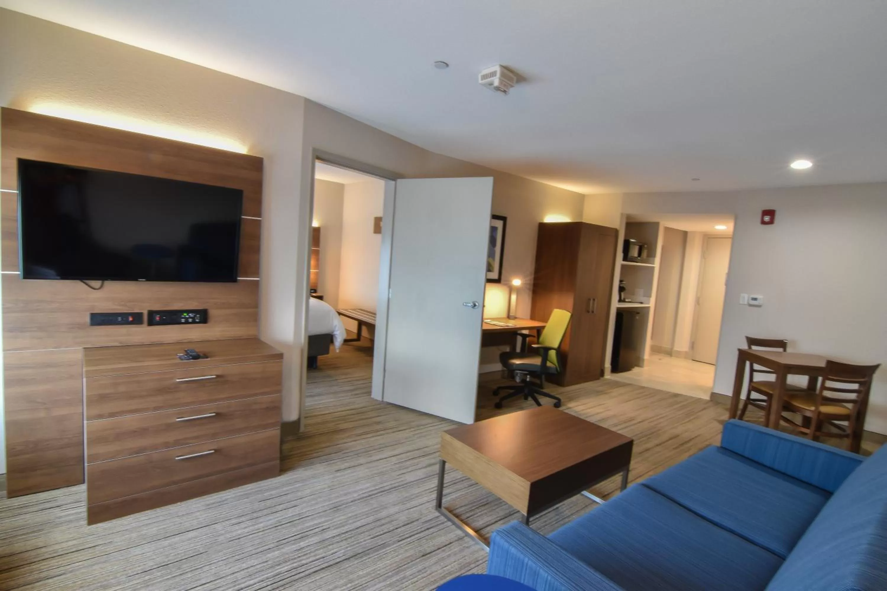 Photo of the whole room in Holiday Inn Express & Suites - Indianapolis Northwest by IHG