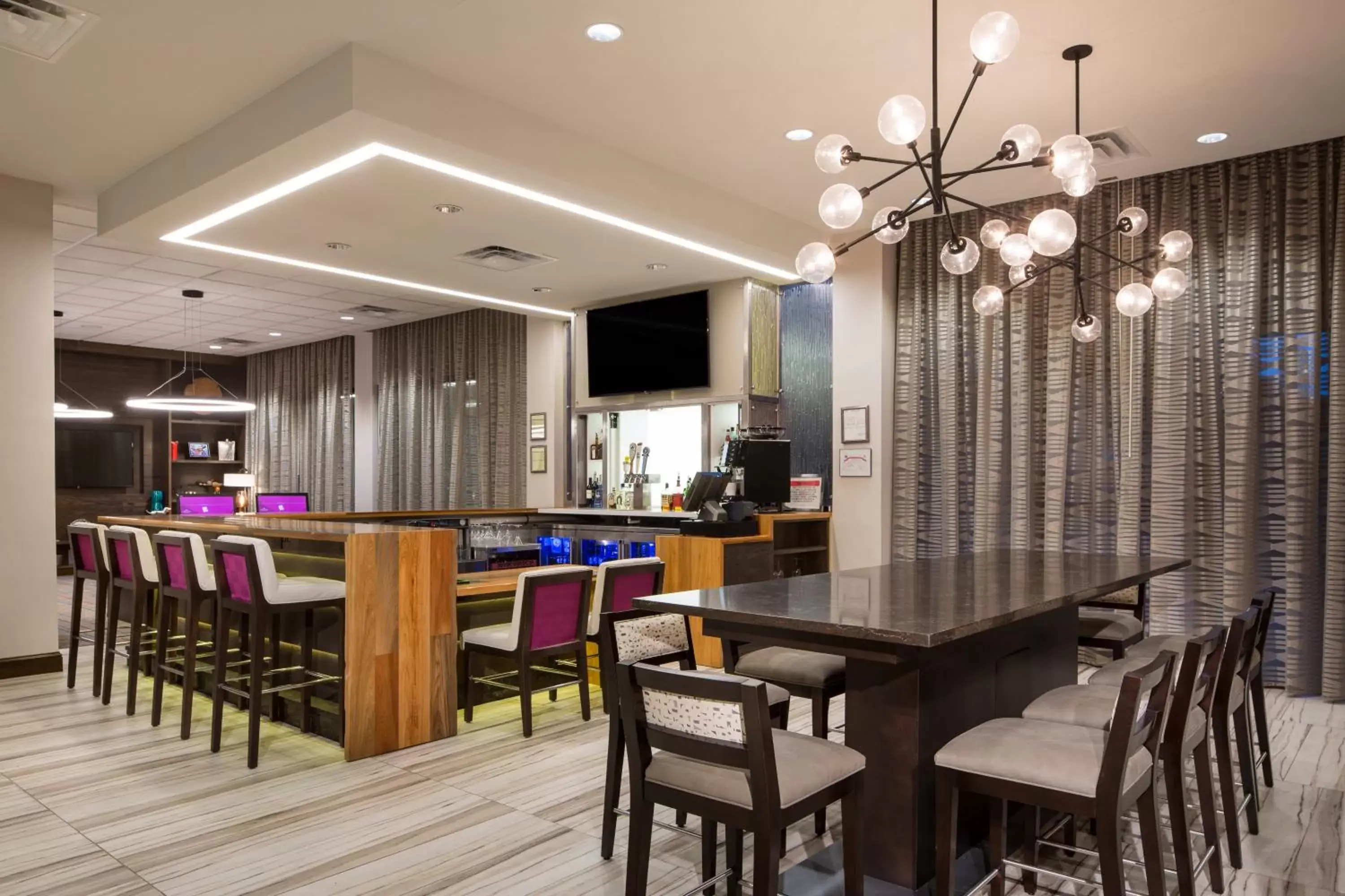 Lounge or bar, Restaurant/Places to Eat in Crowne Plaza Memphis Downtown, an IHG Hotel