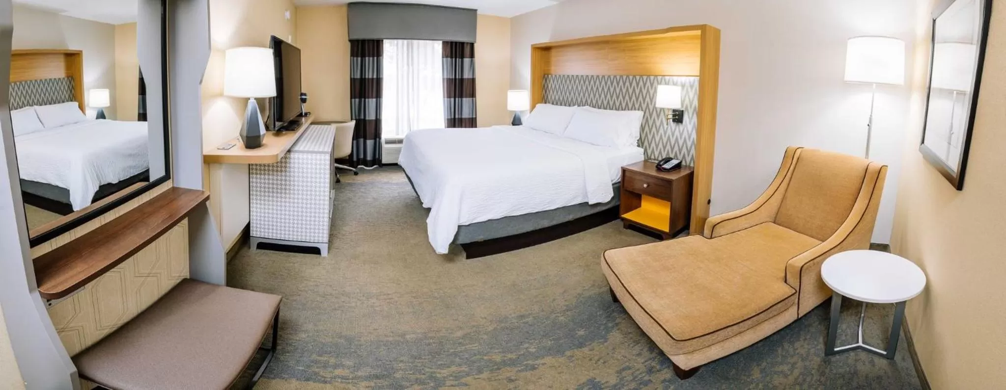 Photo of the whole room, Bed in Holiday Inn Hotel & Suites Stockbridge-Atlanta I-75 by IHG