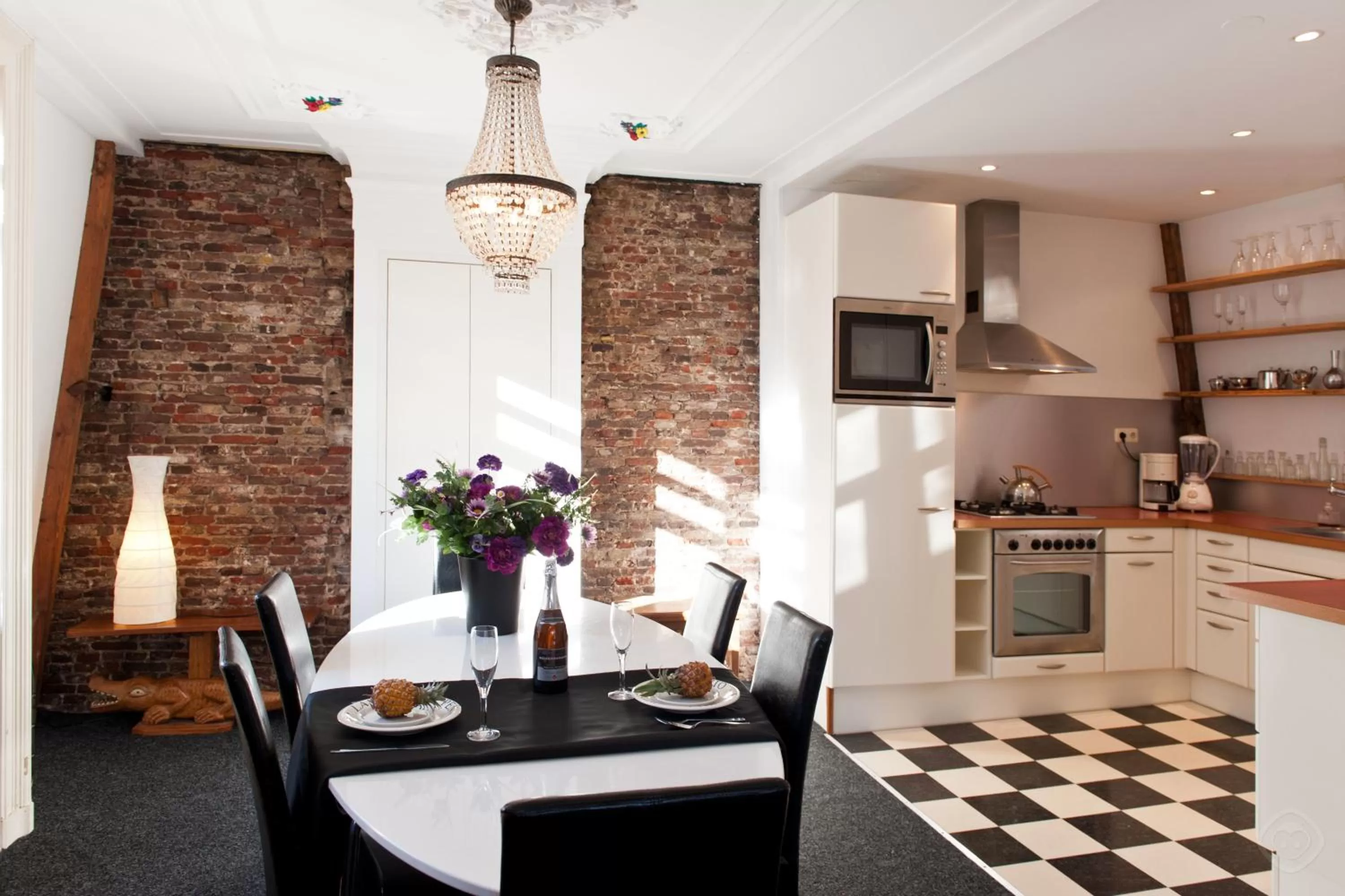 Dining area, Kitchen/Kitchenette in Canal Holiday Apartment