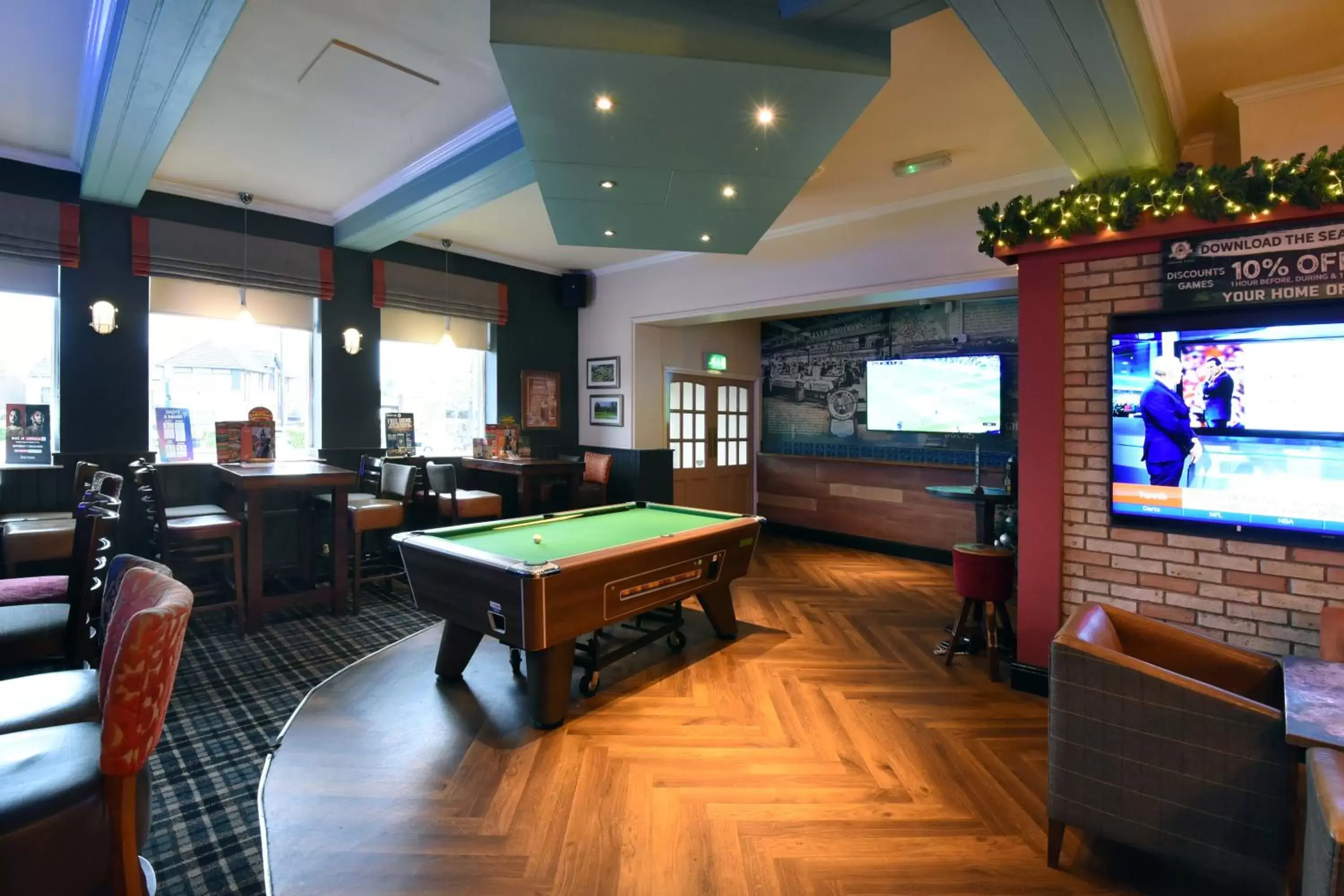 Lounge or bar, Billiards in Royal Oak by Greene King inns