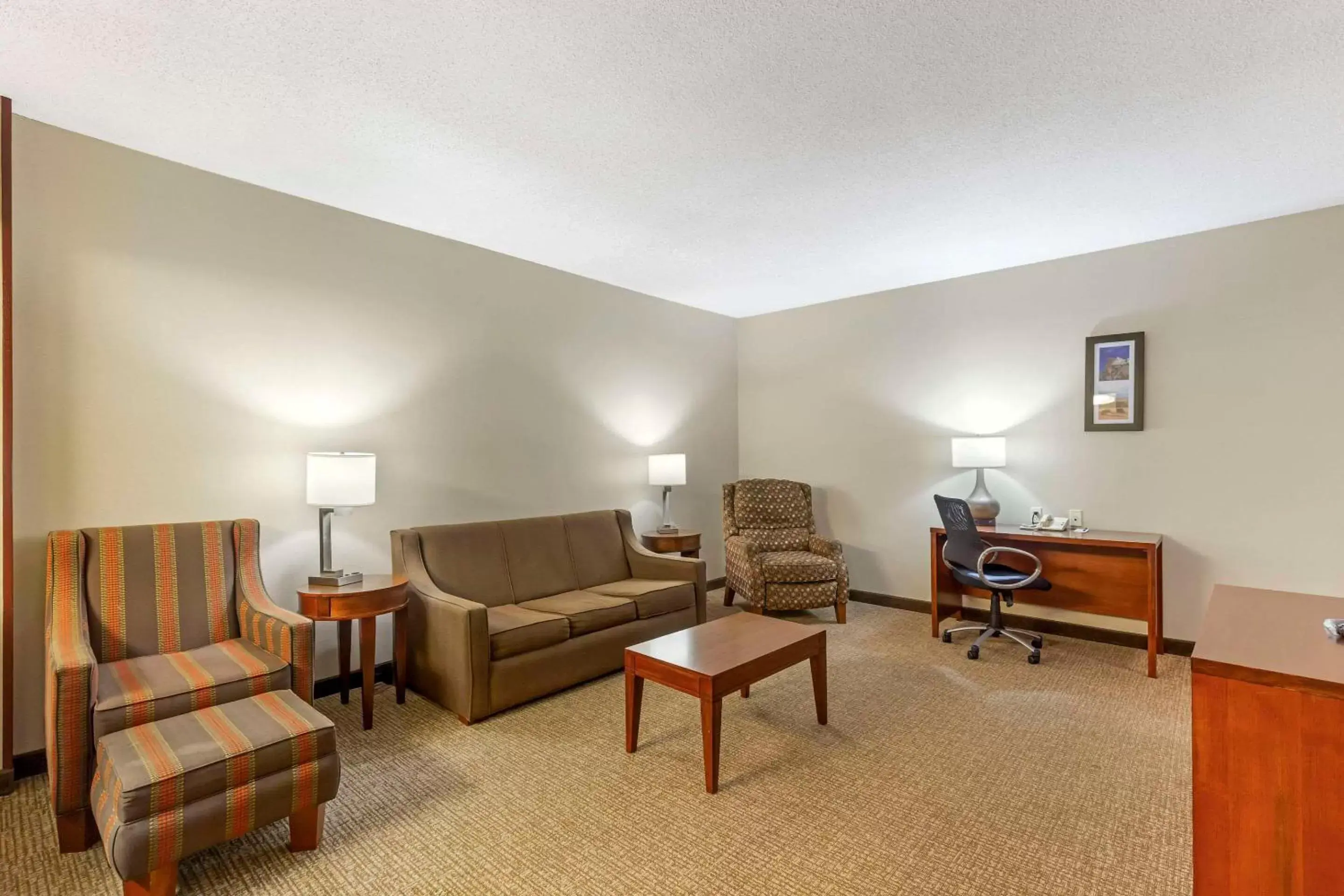 Bedroom, Seating Area in Comfort Inn & Suites Rapid City