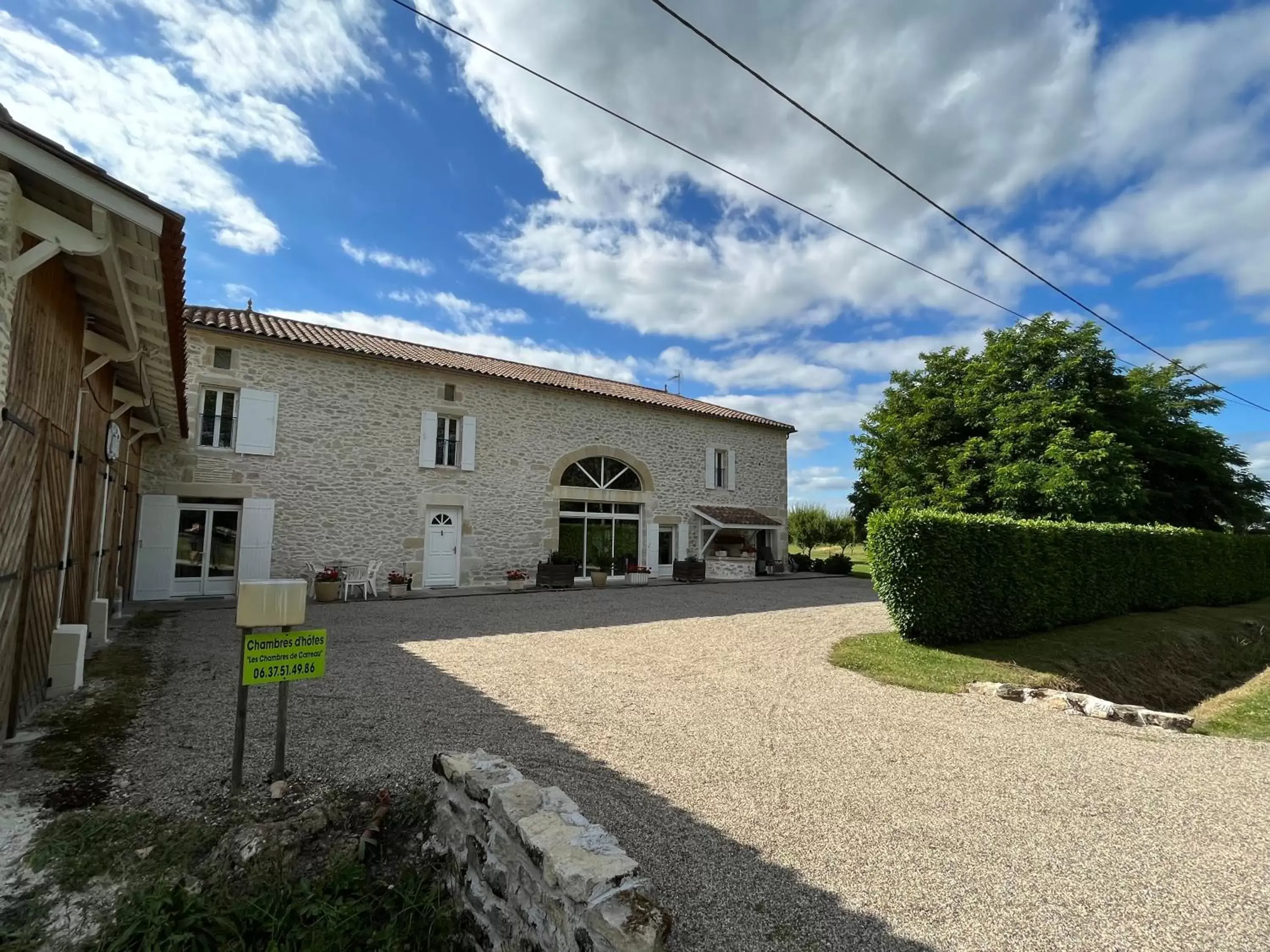 Facade/entrance, Property Building in Les Chambres de Carreau