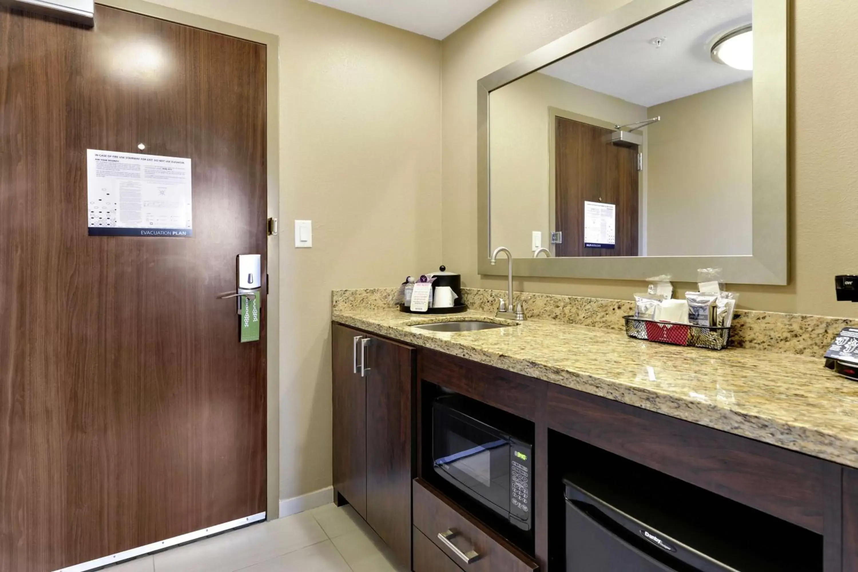 Kitchen or kitchenette, Bathroom in Hampton Inn & Suites Gulfport