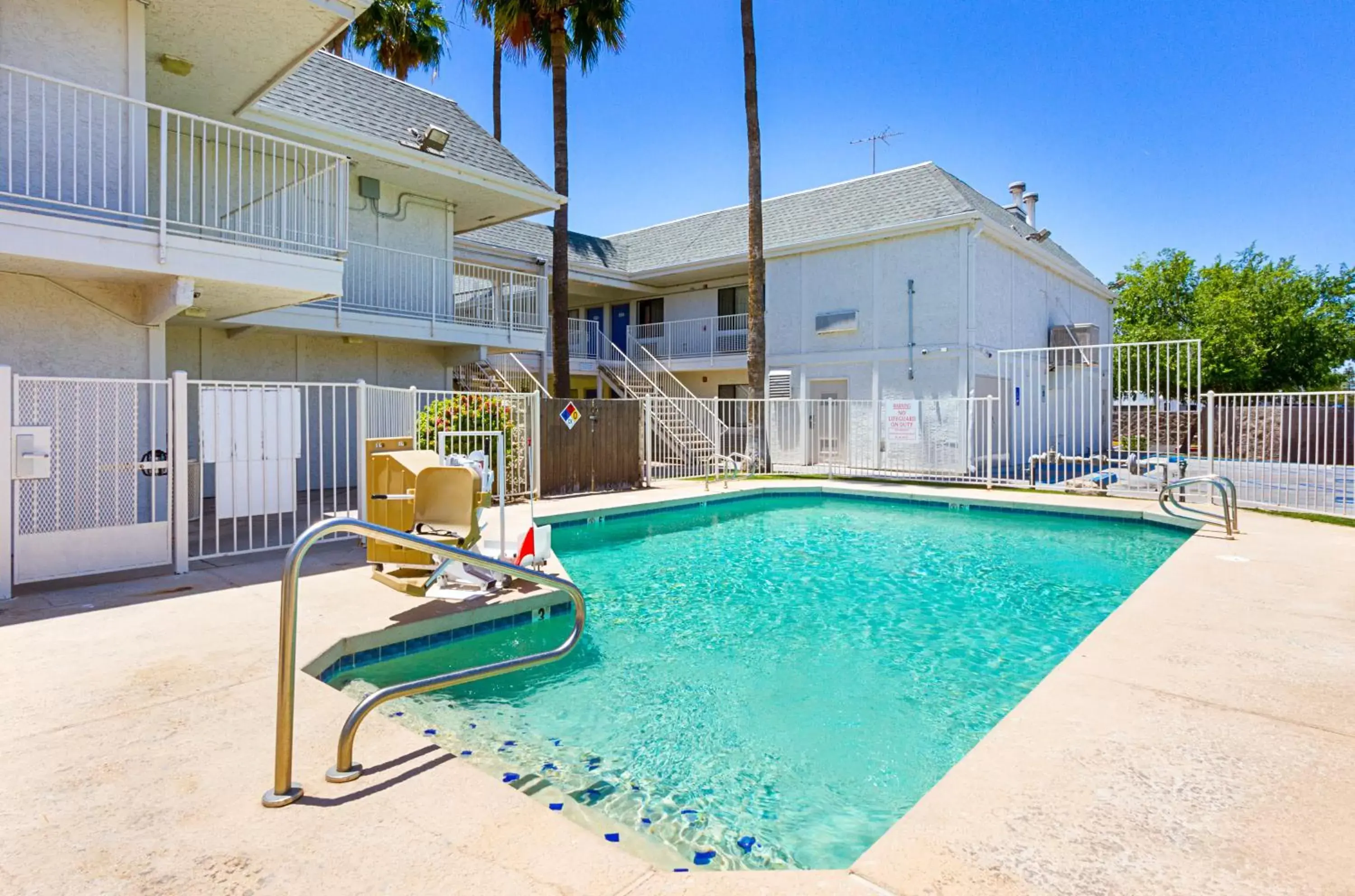 Swimming pool, Property Building in Motel 6-Mesa, AZ - South
