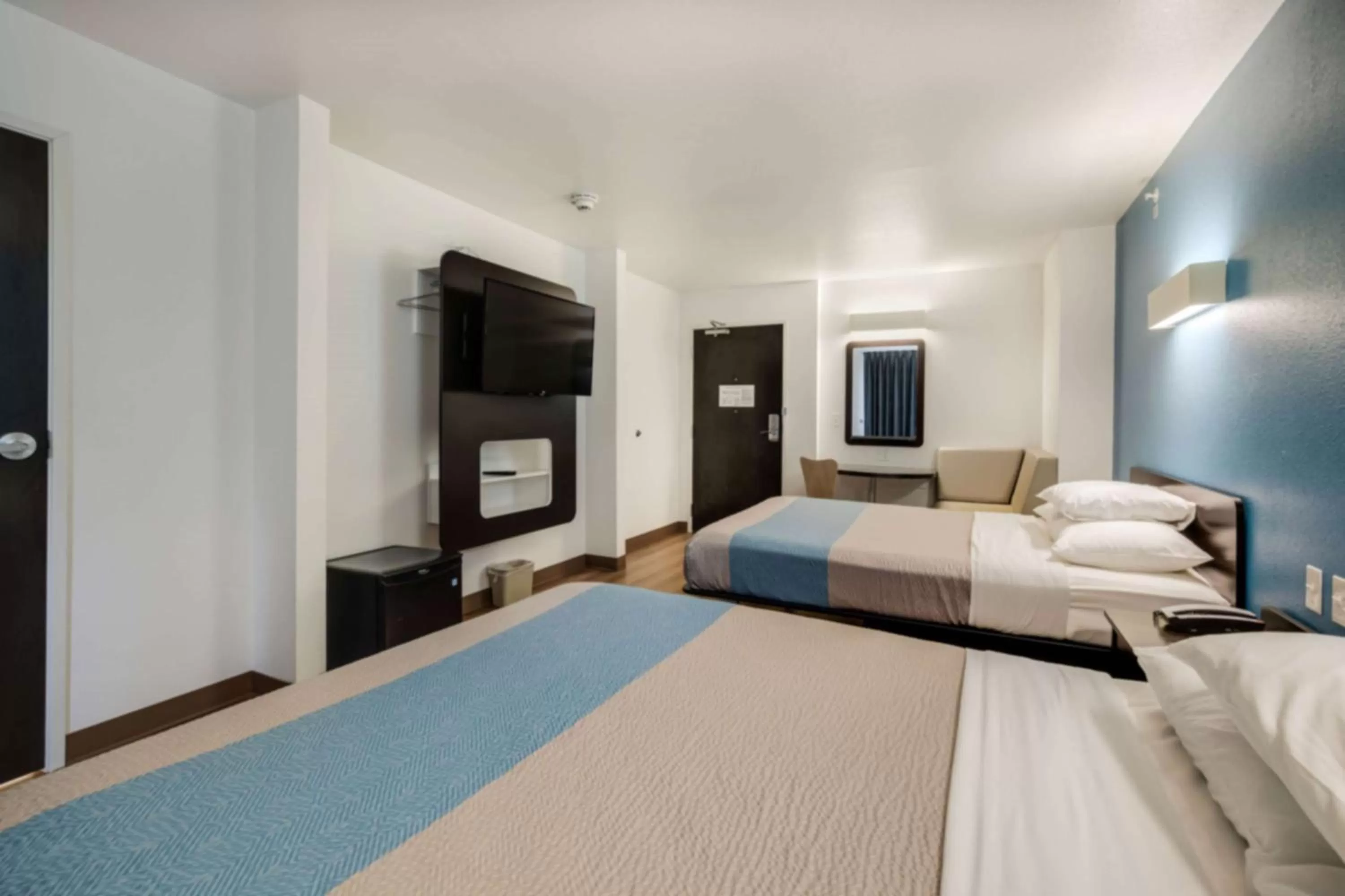 Photo of the whole room, Bed in Motel 6 Poplar Bluff, MO