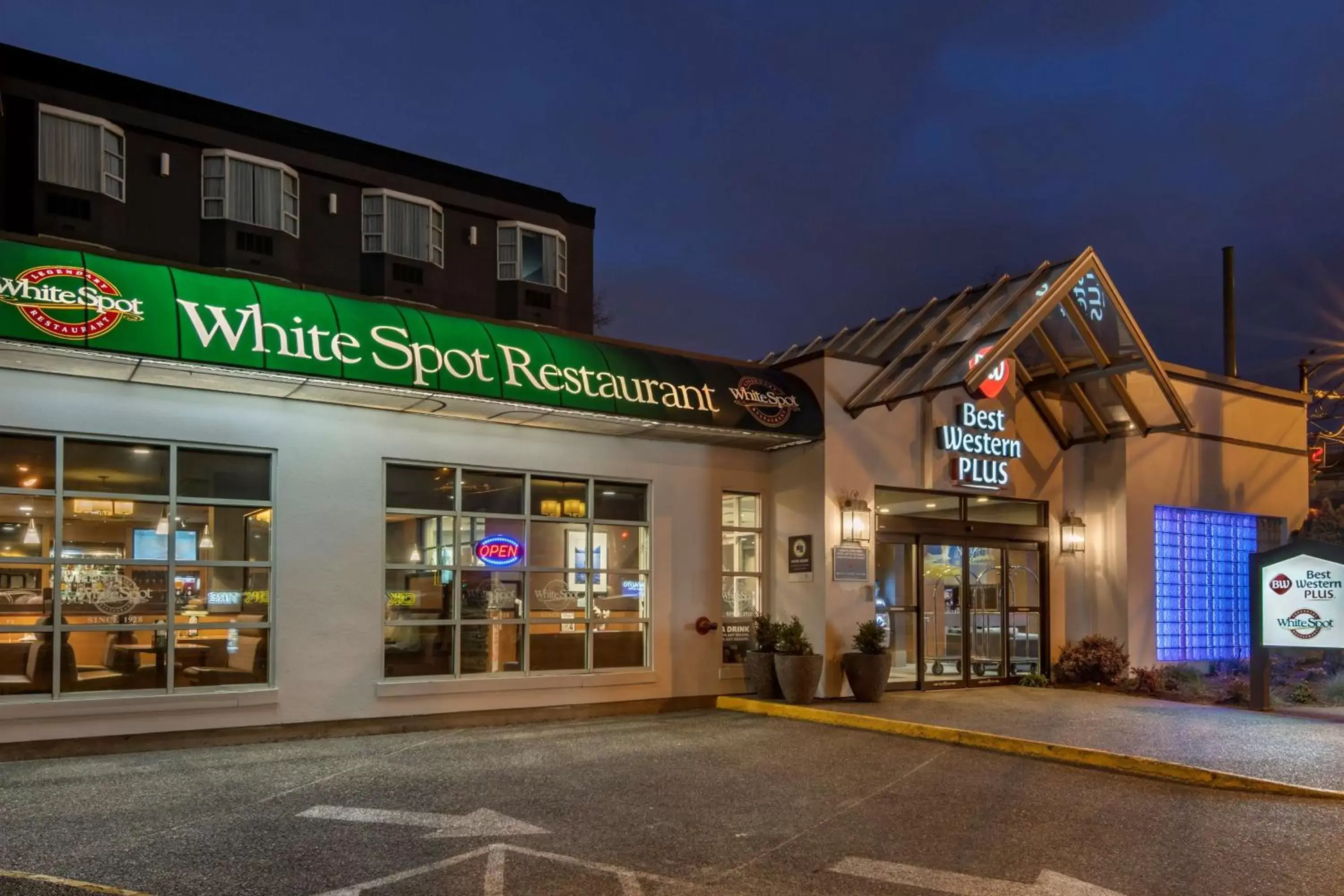Property building in Best Western Plus Vancouver Airport Hotel Property building in Best Western Plus Vancouver Airport Hotel