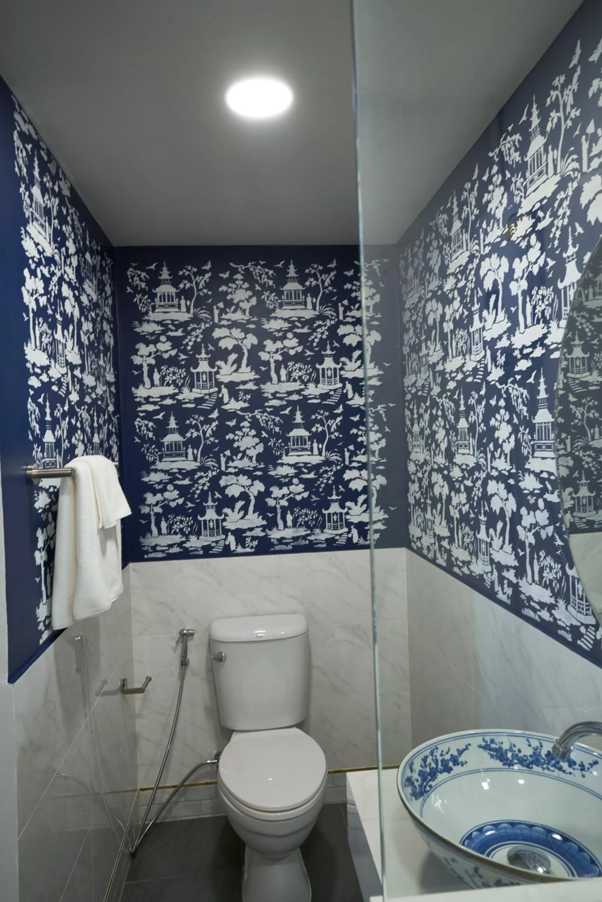 Toilet in Sweet's Escape