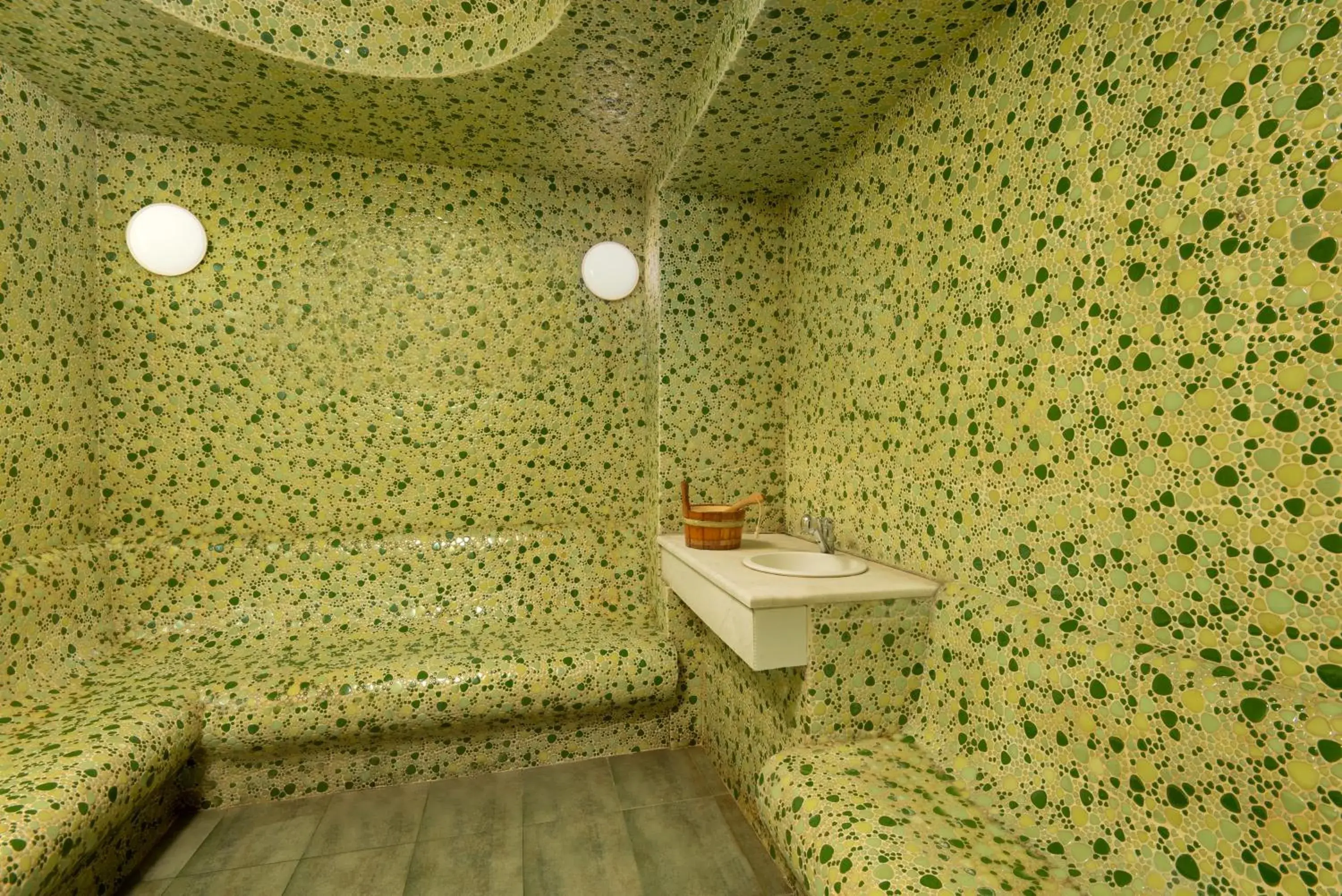 Steam room, Bathroom in Hotel National