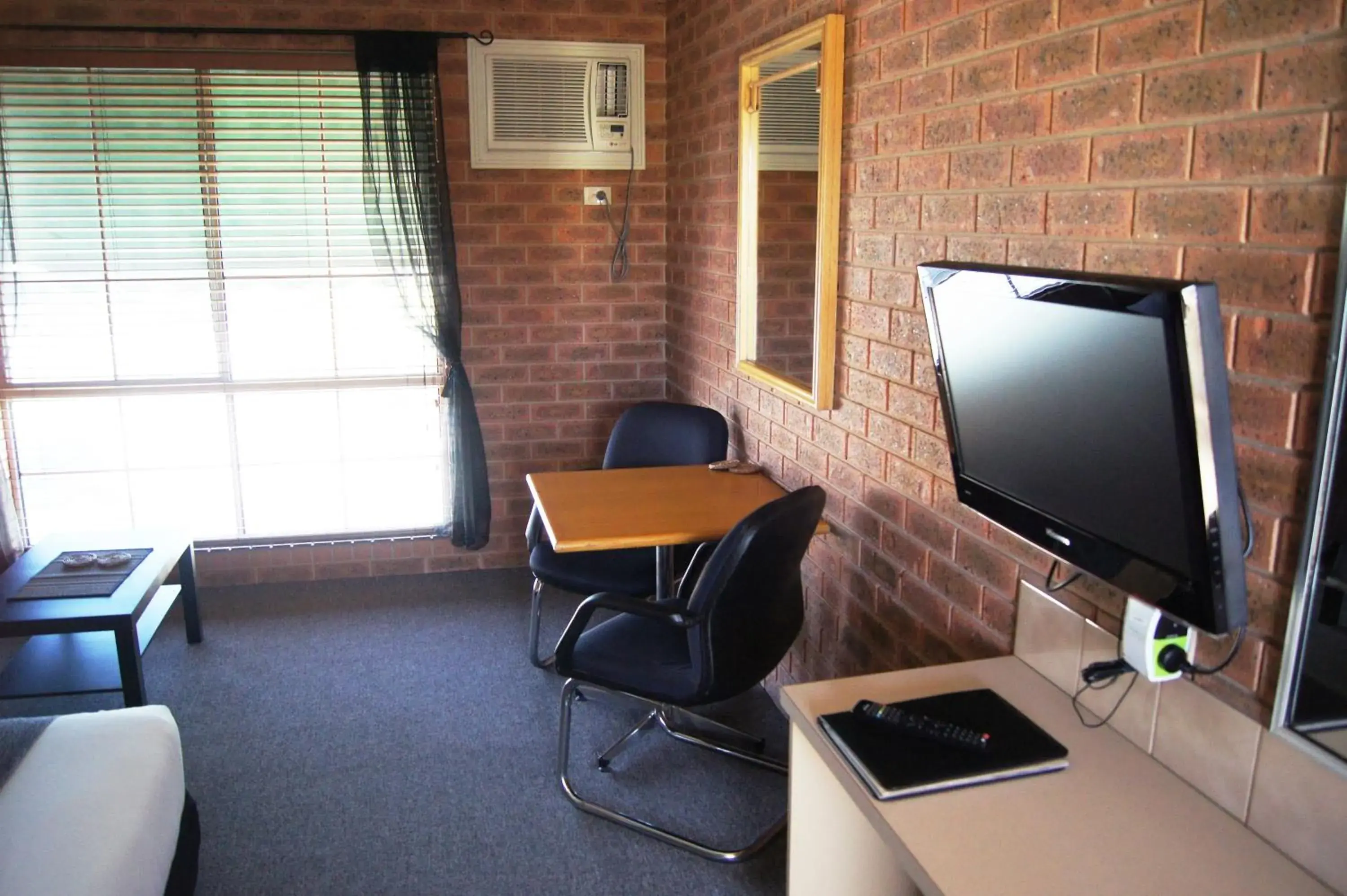 TV and multimedia, Seating Area in Central Yarrawonga Motor Inn