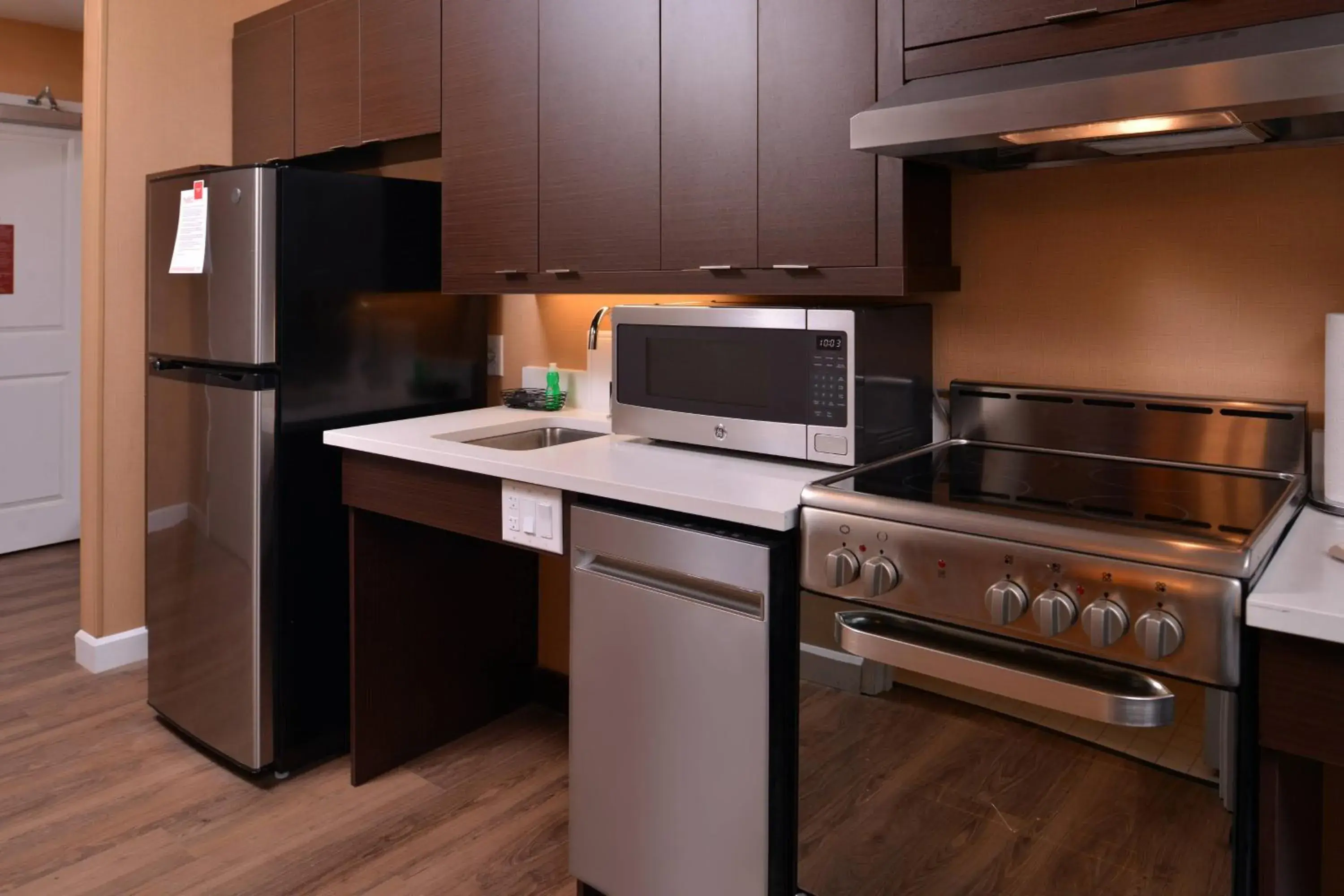 Bedroom, Kitchen/Kitchenette in TownePlace Suites by Marriott St. Louis Chesterfield