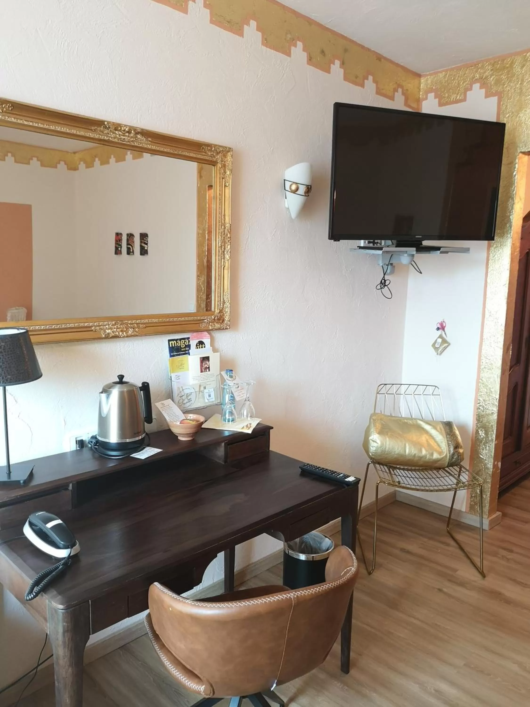 TV and multimedia in Hotel Goldflair am Rathaus