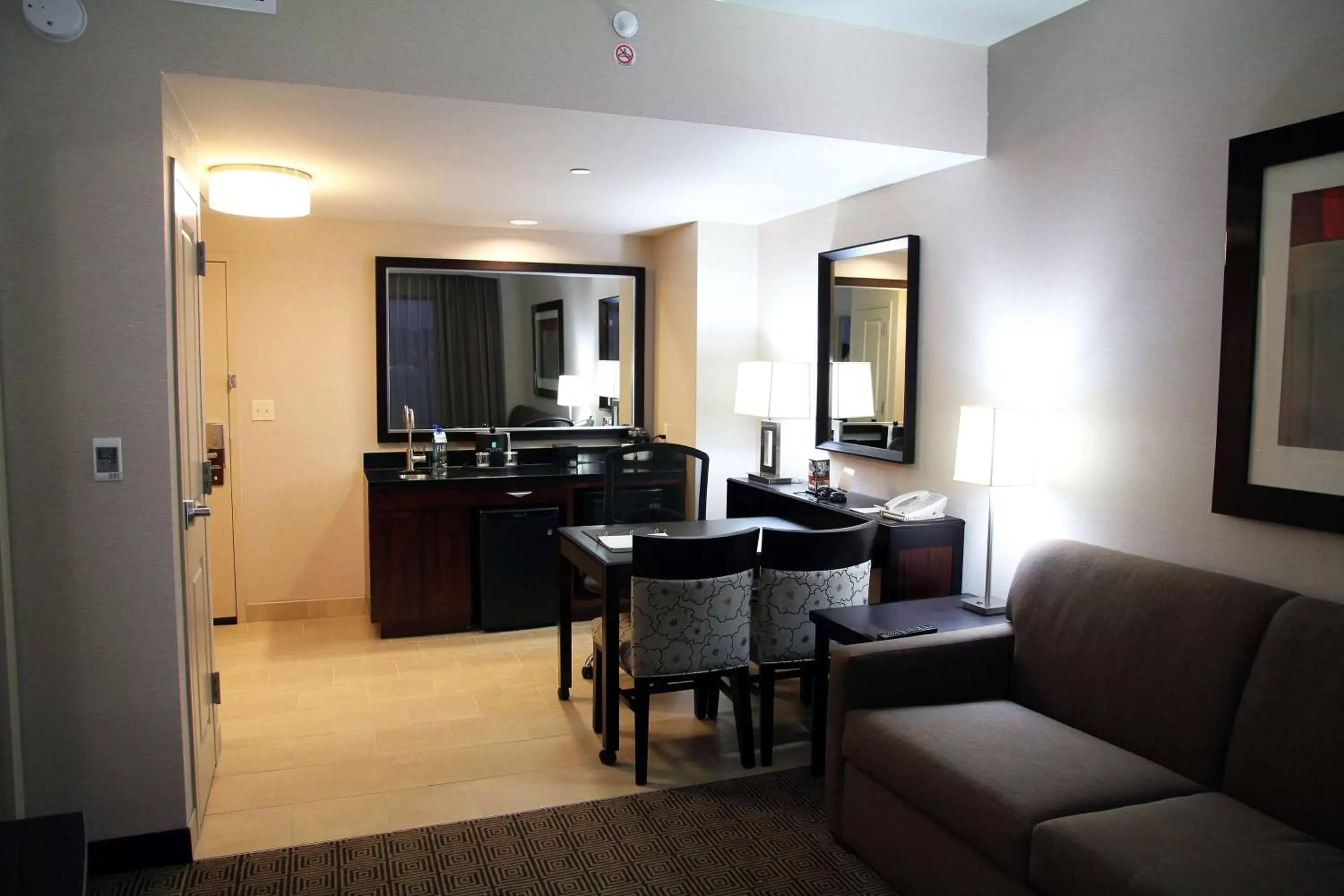 Living room, Seating Area in Embassy Suites Ontario - Airport