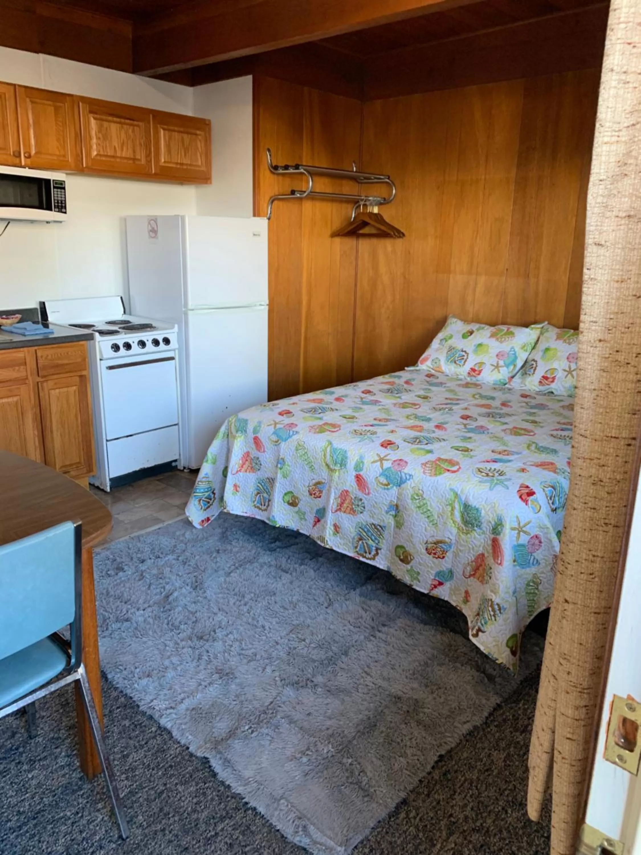 Bed in Curley's Resort & Dive Center