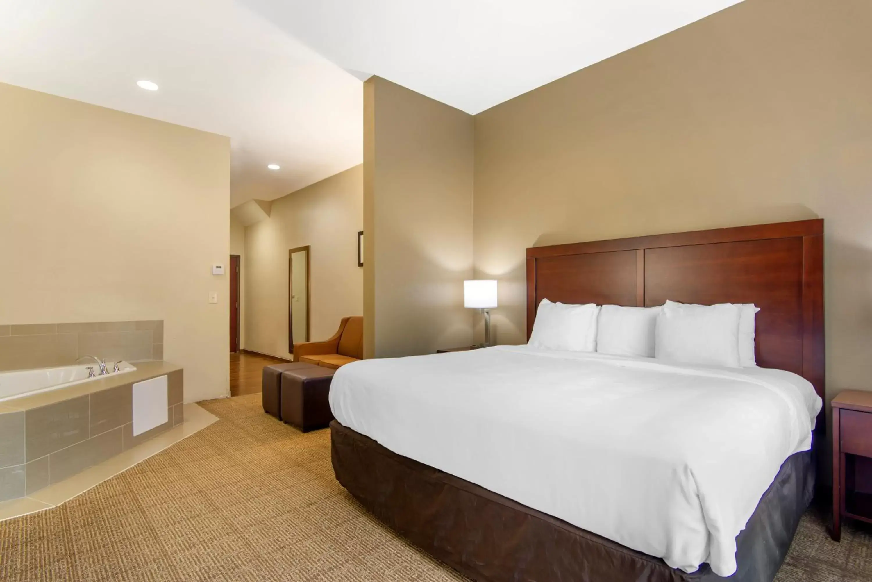 Bedroom, Bed in Comfort Suites Locust Grove Atlanta South