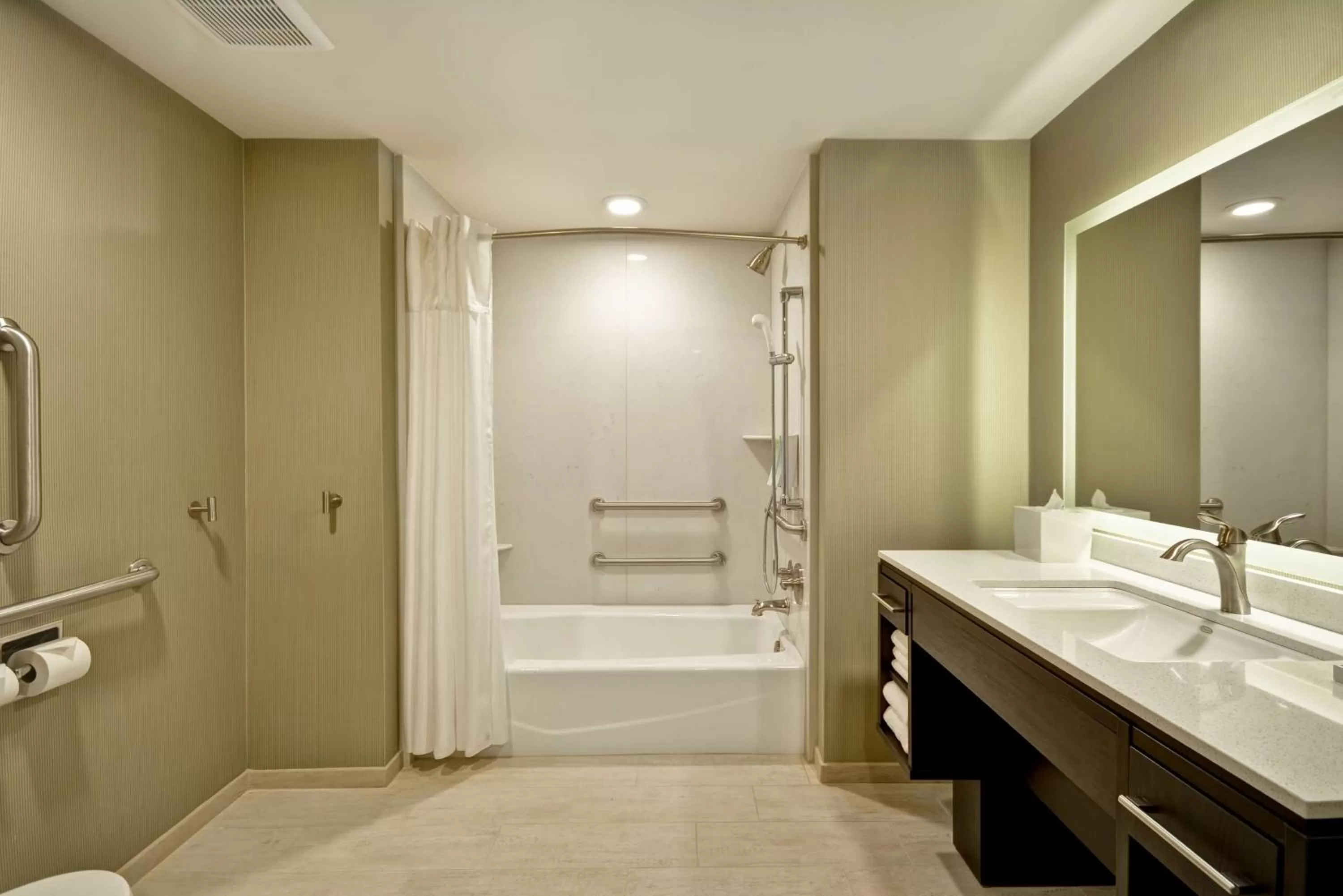 Bathroom in Home2 Suites By Hilton Hanford Lemoore