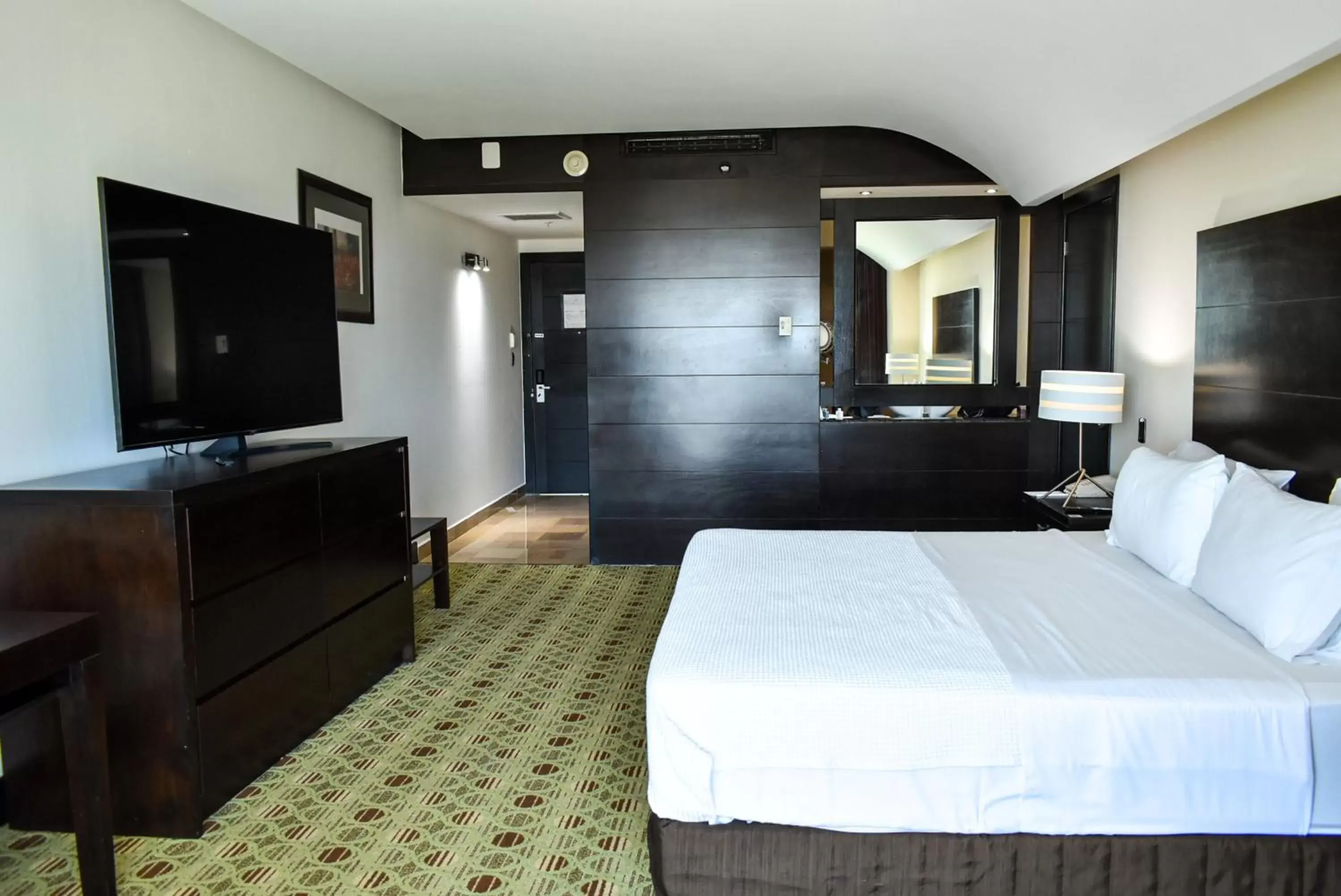 Bed, TV/Entertainment Center in Hotel Diamante Queretaro