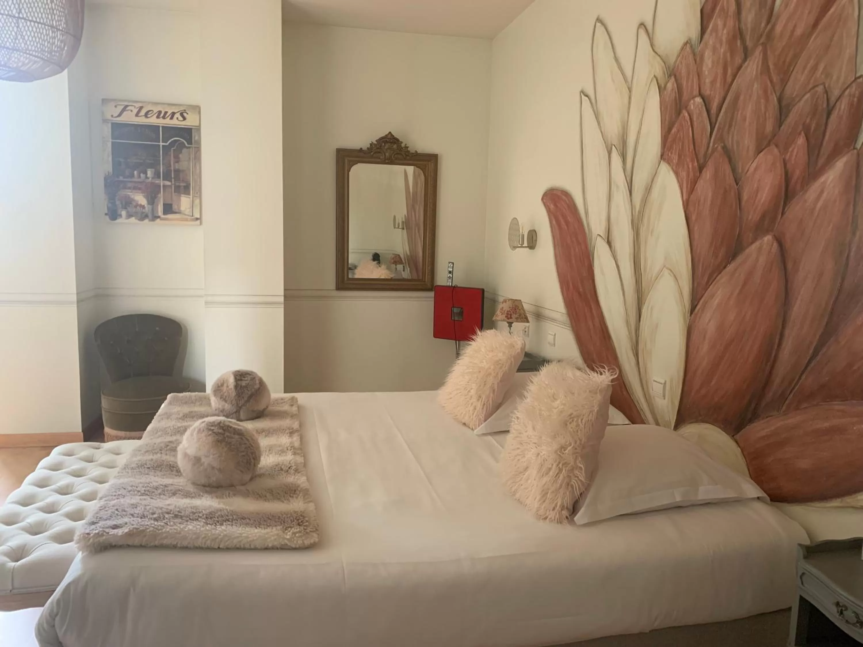 View (from property/room), Bed in Hôtel Vintage