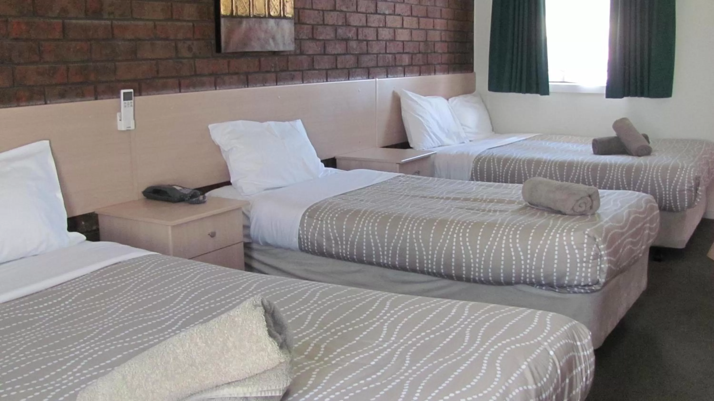 Bed in Bristol Hill Motor Inn